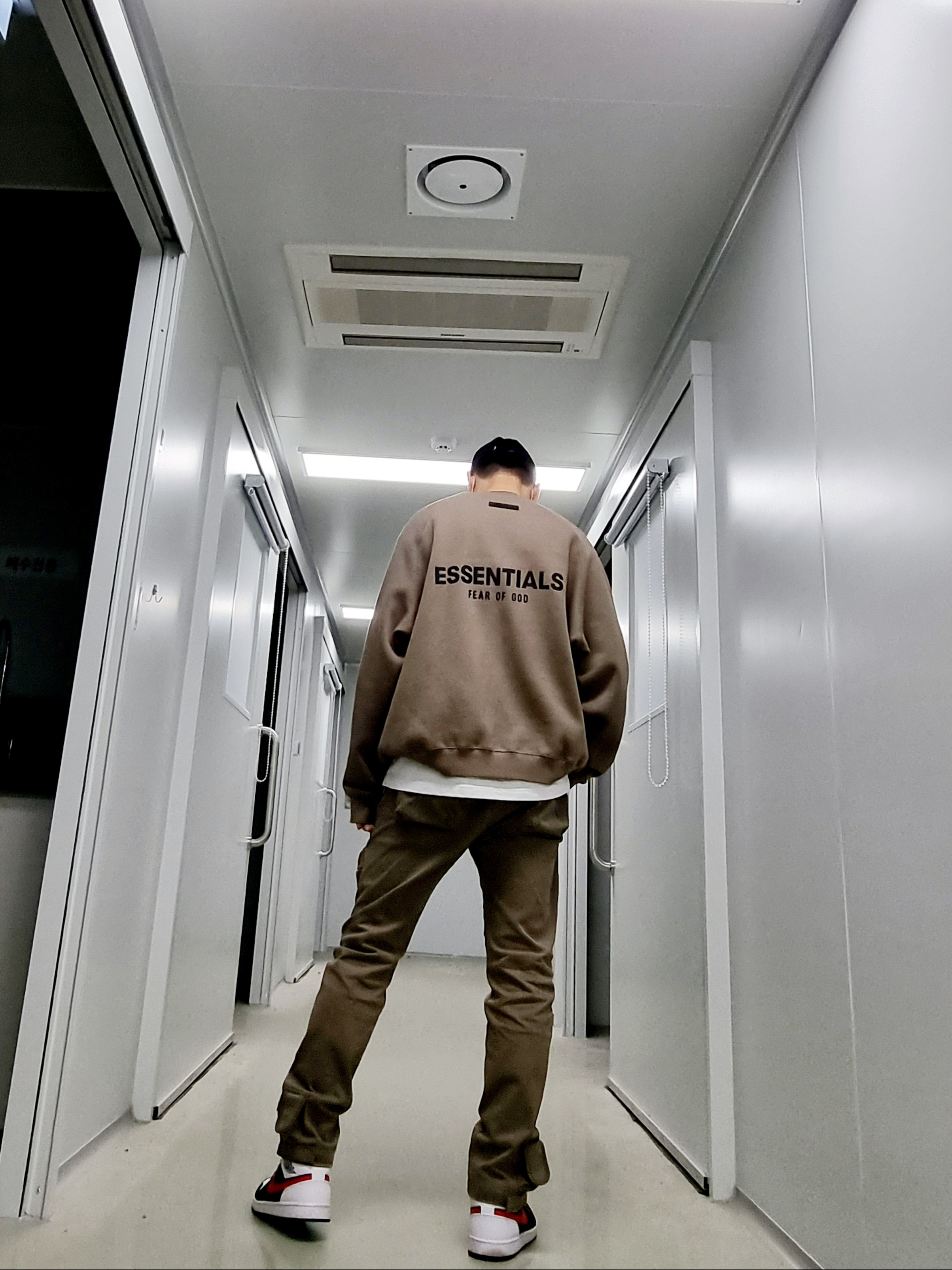 Essentials Pull-Over Crewneck Sweatshirt Taupe - 21SS, Stussy Stock Low Pro Cap Black 착용 스타일 - 3
