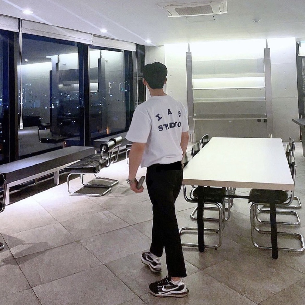 IAB Studio T-Shirt White Navy - 22FW, Nike x Sacai VaporWaffle Black White 착용 스타일
