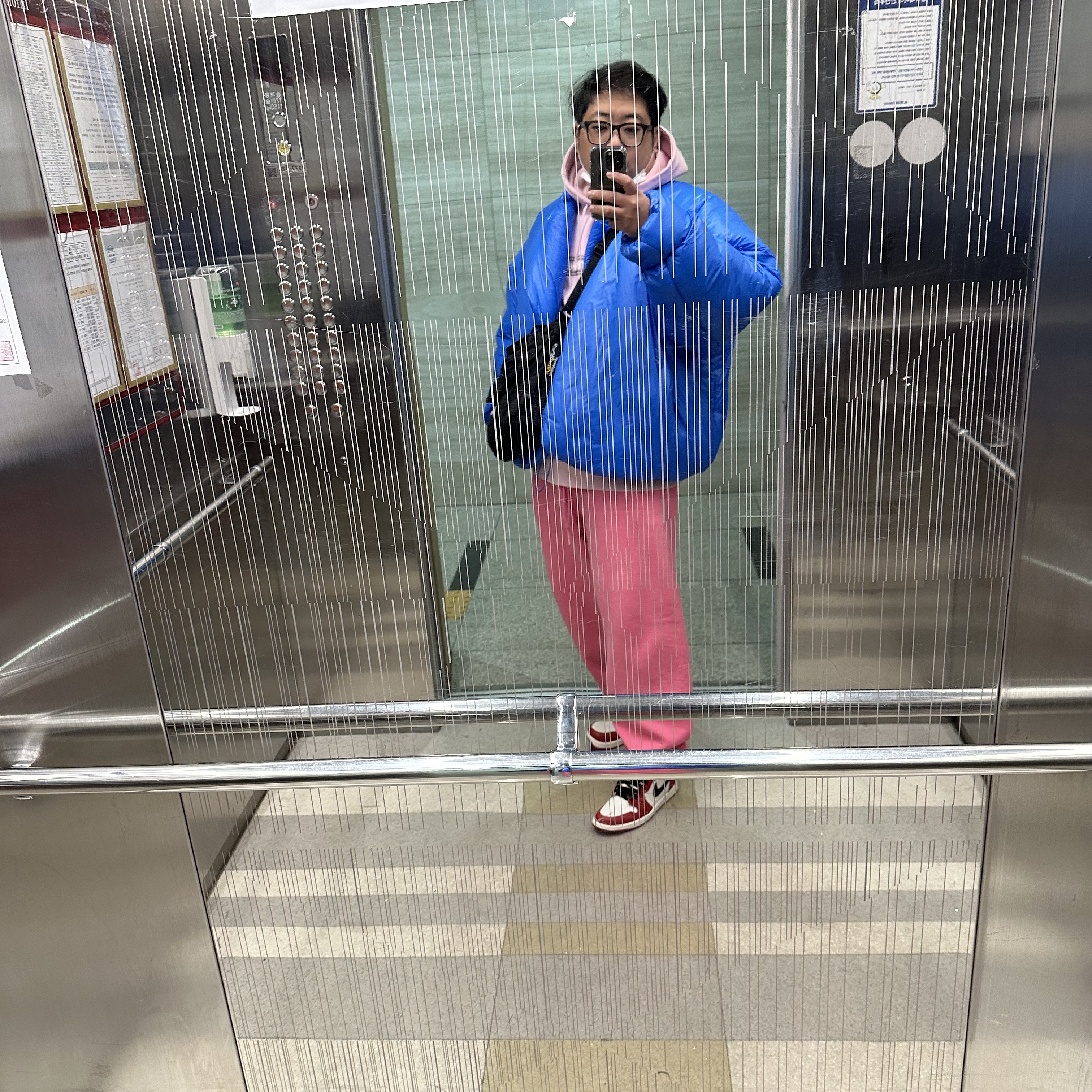 Yeezy Gap Round Jacket Blue, Supreme x Burberry Box Logo Hooded Sweatshirt Light Pink - 22SS 착용 스타일