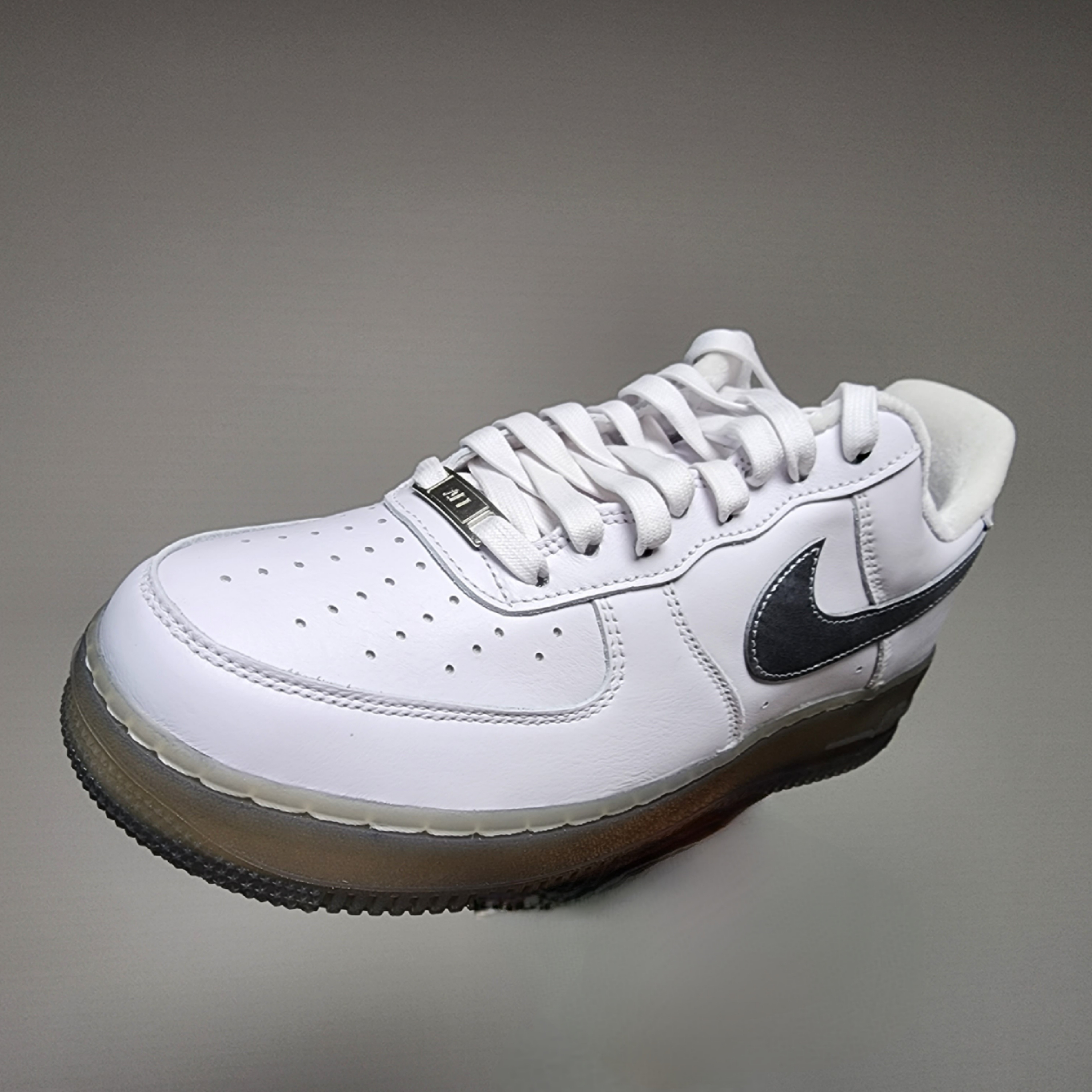 Nike Air Force 1 '07 PRM Metallic Silver 착용 스타일