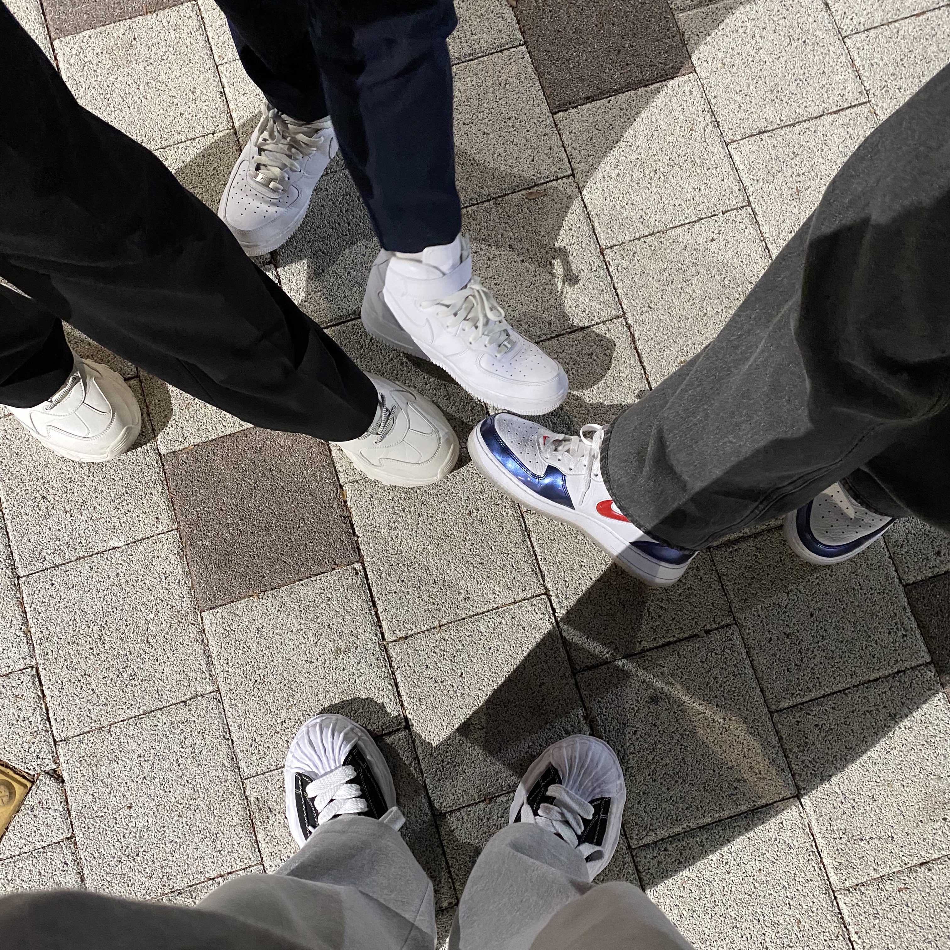Maison Mihara Yasuhiro Blakey OG Sole Canvas Low-top Sneakers Black White, Nike Air Force 1 Mid QS University Red and Midnight Navy 착용 스타일 - 1
