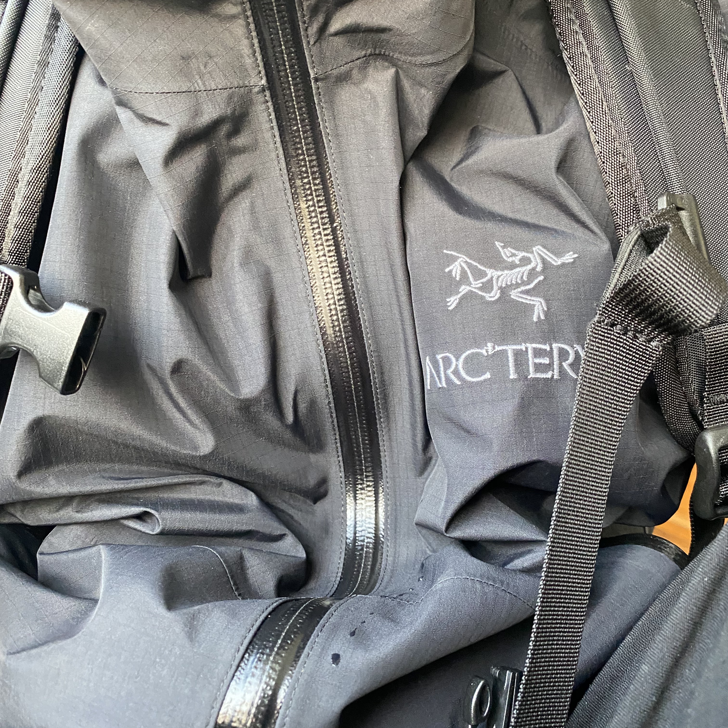 Arc'teryx Zeta SL Jacket Black 착용 스타일