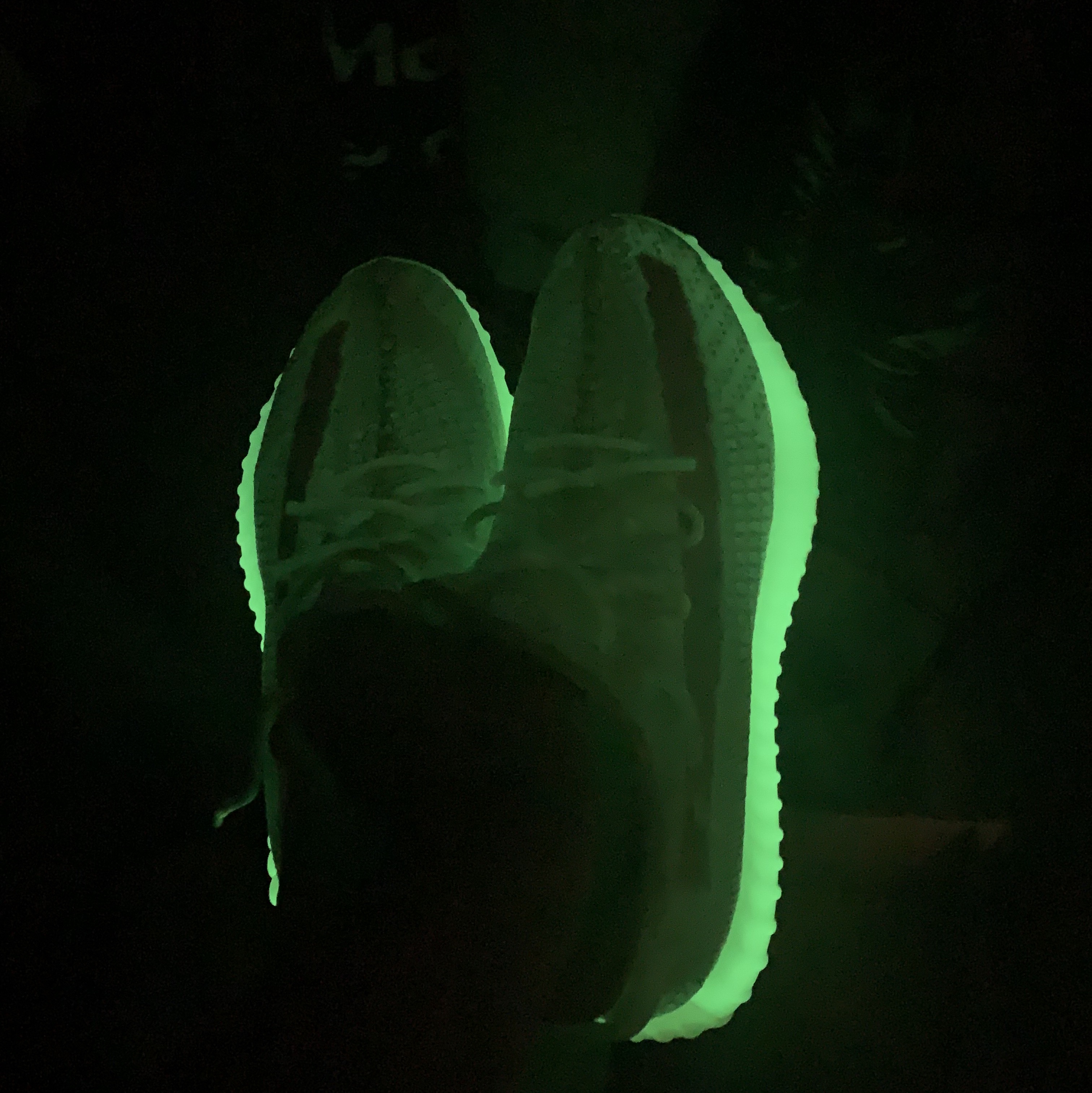 Adidas Yeezy Boost 350 V2 Glow 착용 스타일