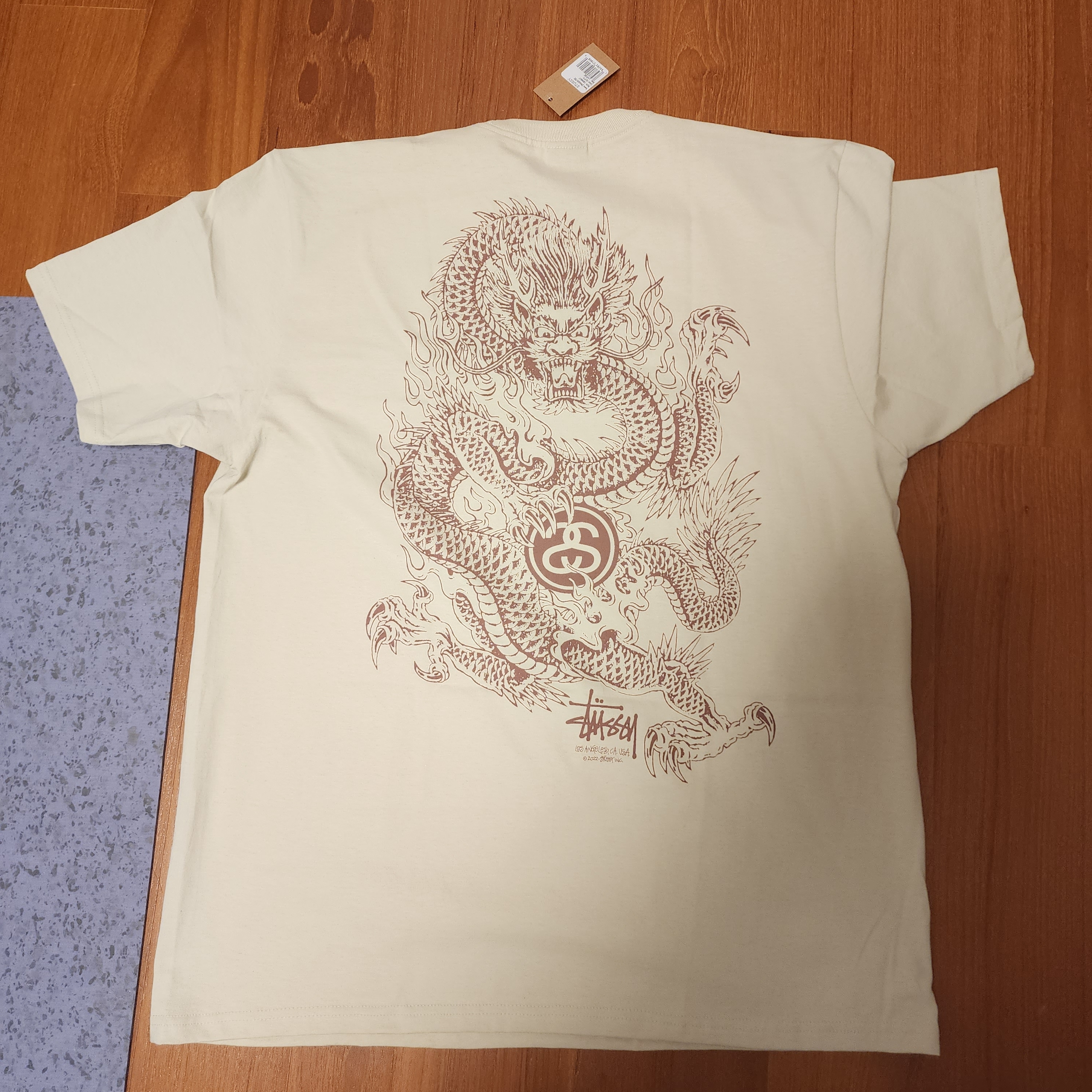 Stussy Dragon T-Shirt Putty 착용 스타일 - 1