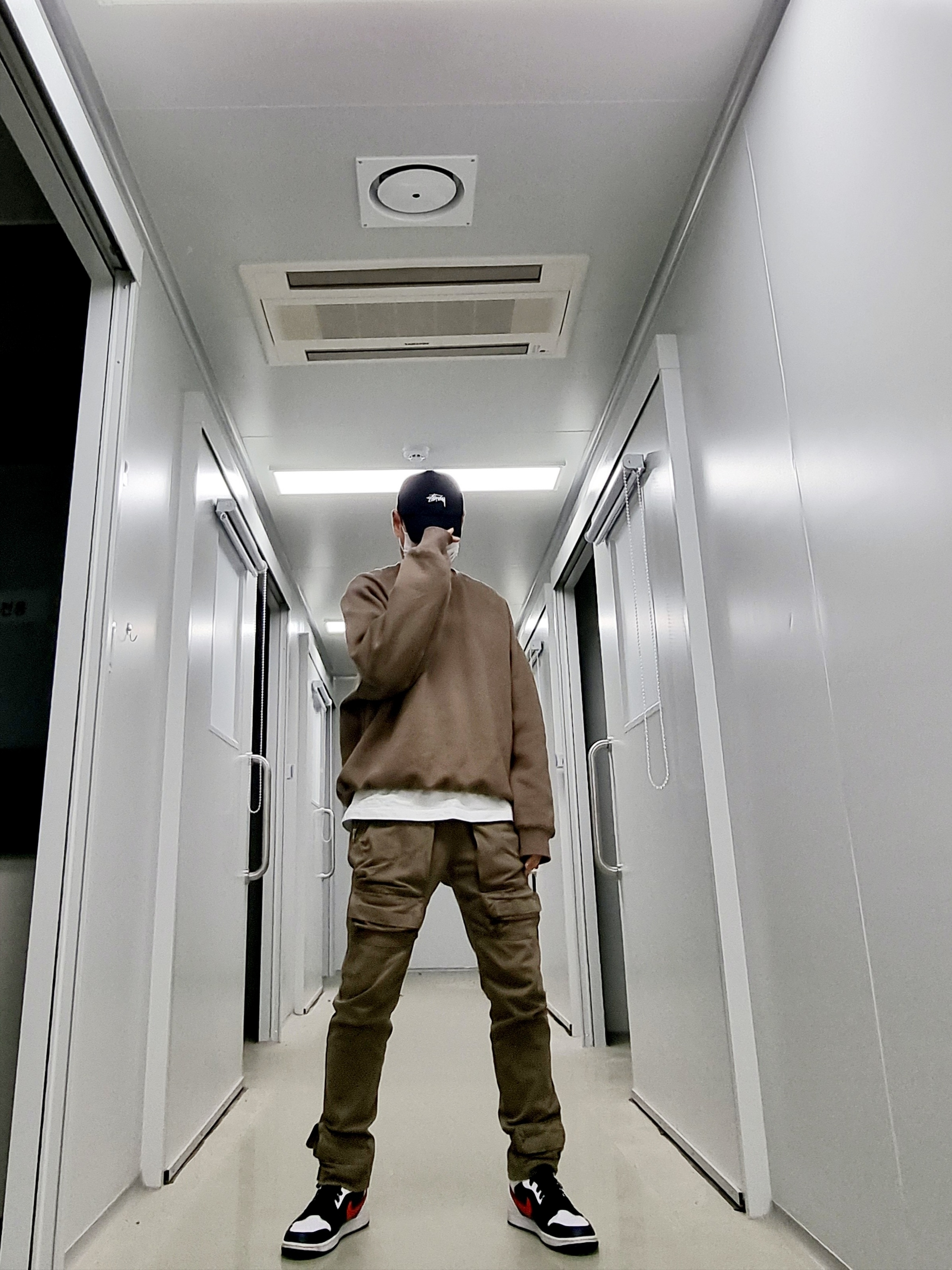 Essentials Pull-Over Crewneck Sweatshirt Taupe - 21SS, Stussy Stock Low Pro Cap Black 착용 스타일 - 2