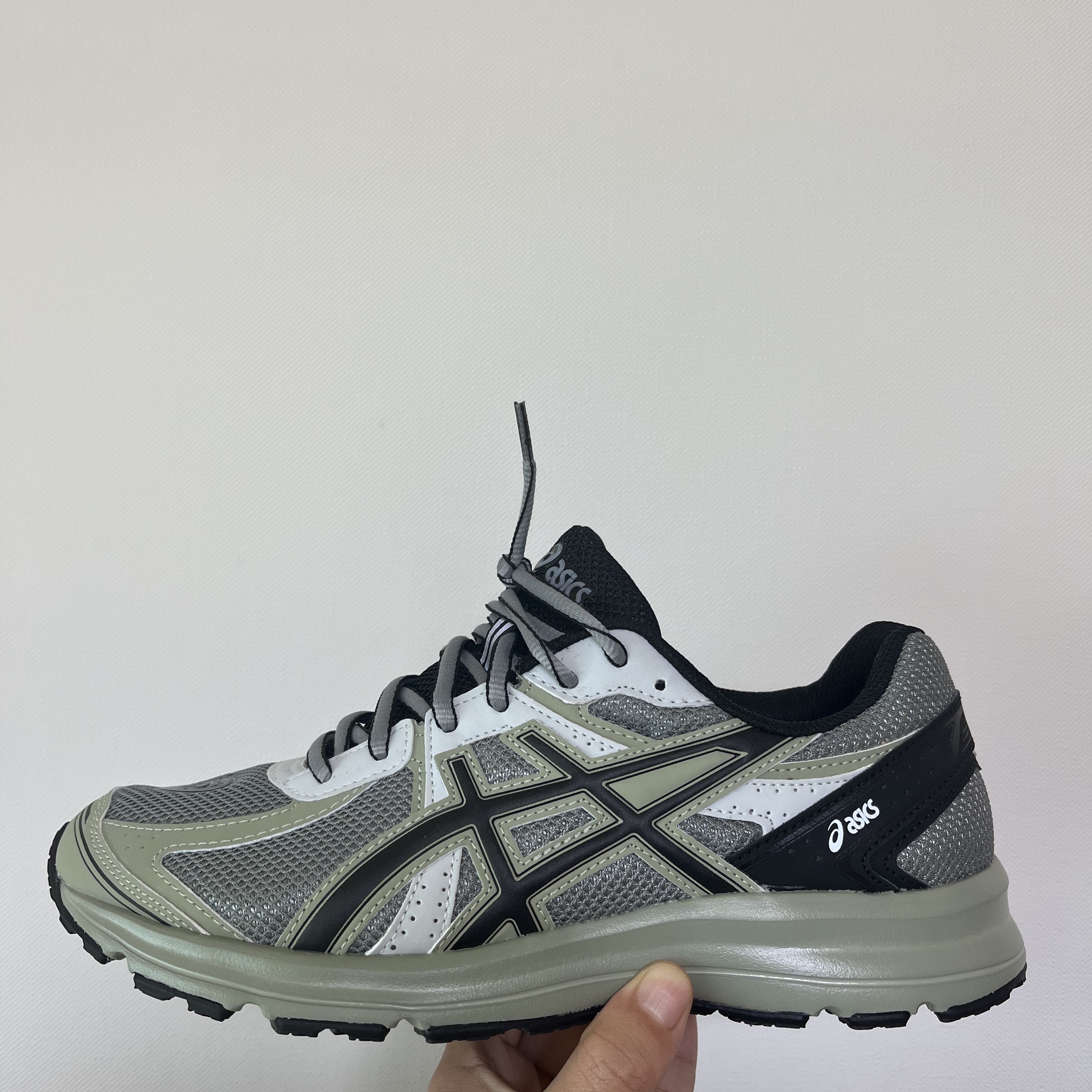Asics Jog 100 S Sheet Rock - 2E Wide 착용 스타일 - 1