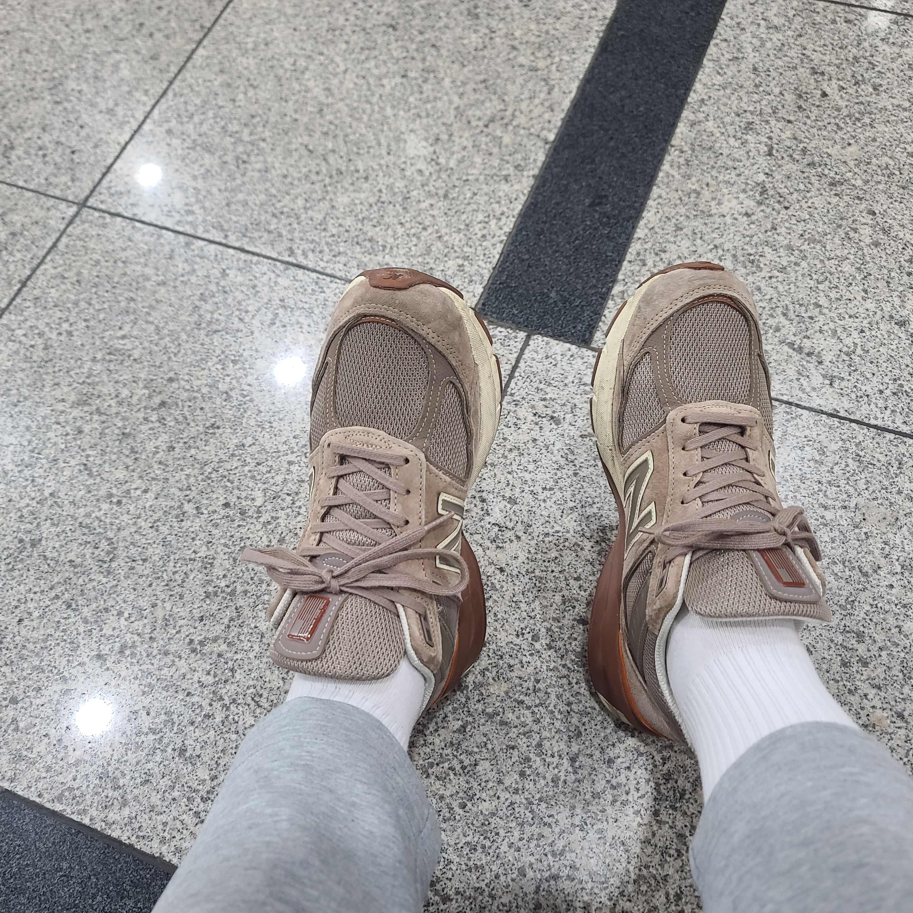 New Balance x Slow Steady Club 990v5 Made in USA Brown 착용 스타일