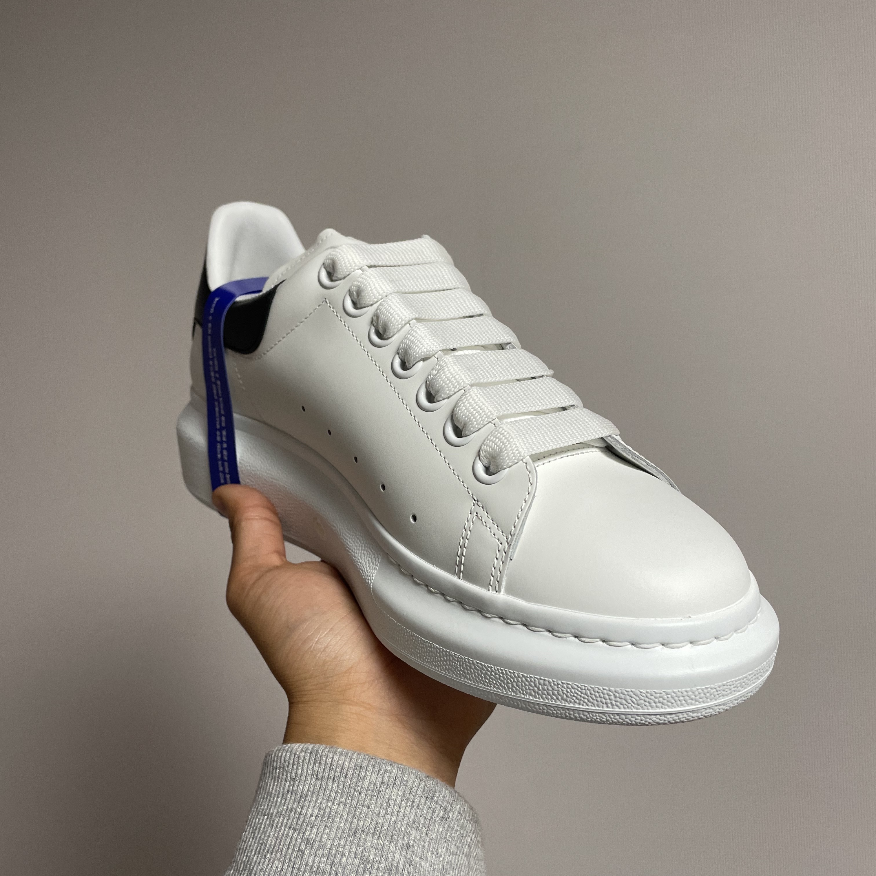 Alexander McQueen Oversized Sneakers White Black 착용 스타일