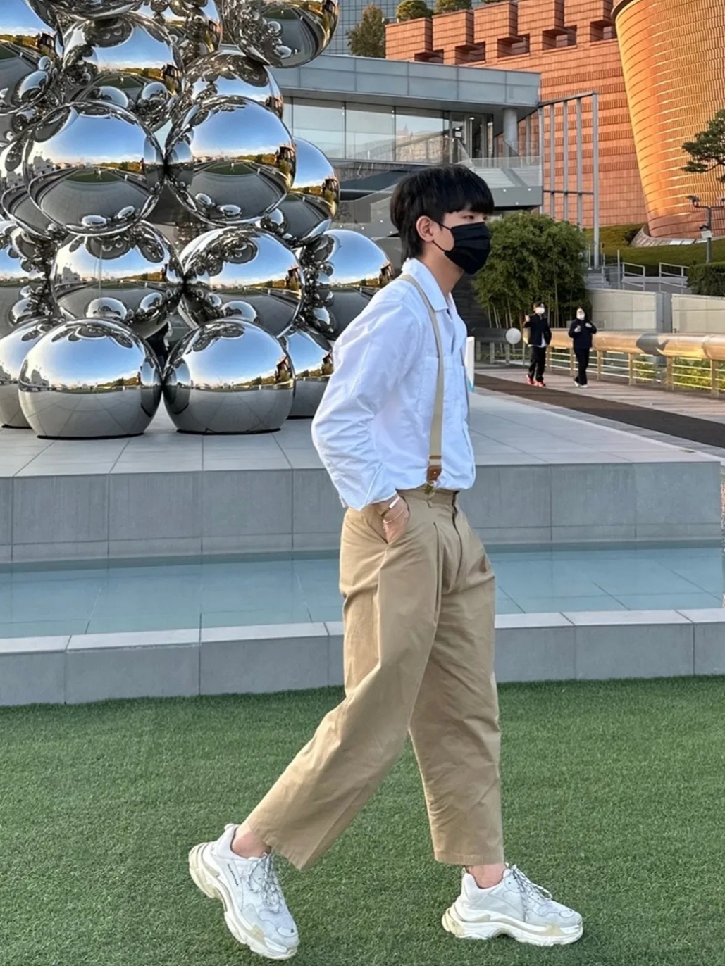 (W) Balenciaga Triple S Sneakers Double Foam and Mesh White 착용 스타일