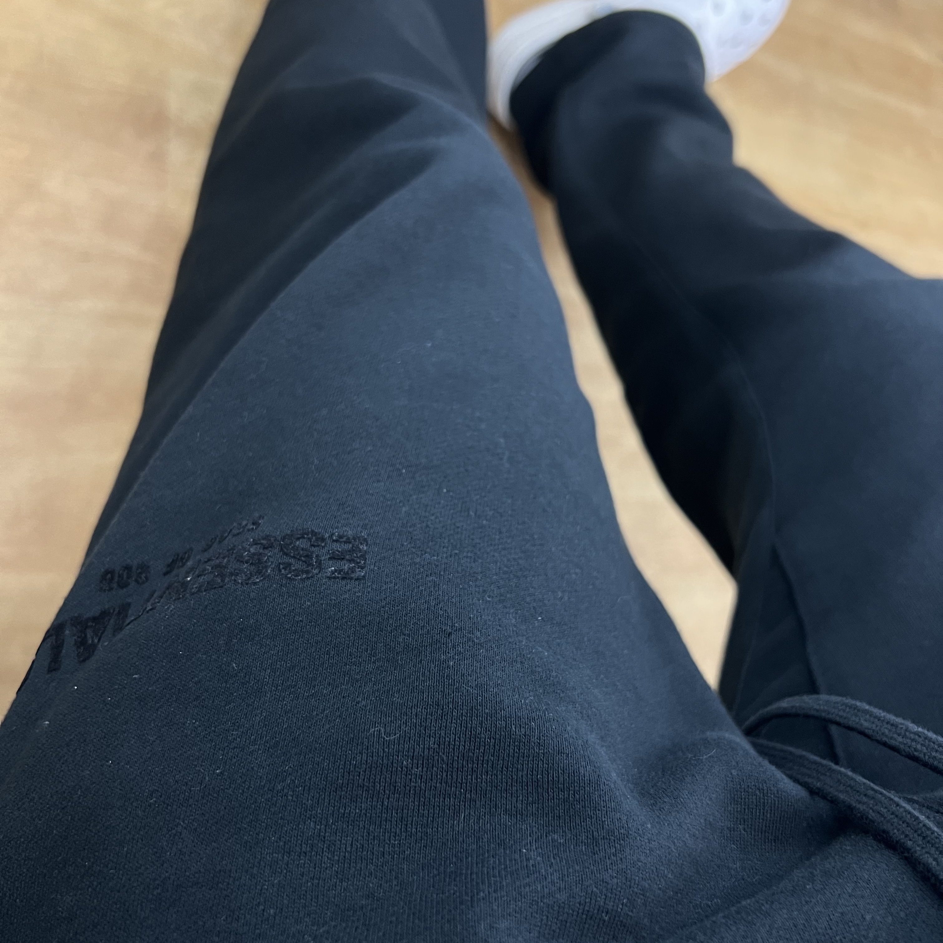 Essentials The Core Collection Relaxed Sweatpants Stretch Limo 착용 스타일