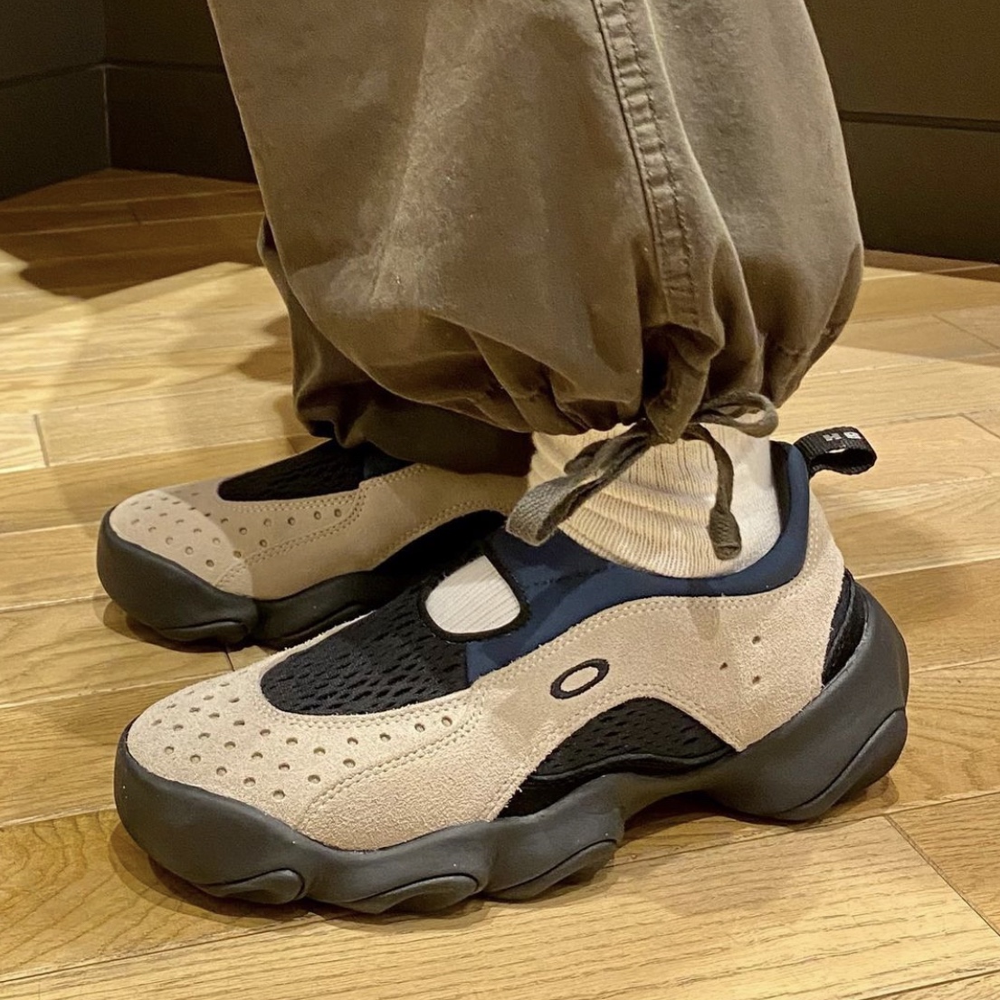 Oakley Factory Team x Brain Dead Flesh Sandal Sand Blue 착용 스타일