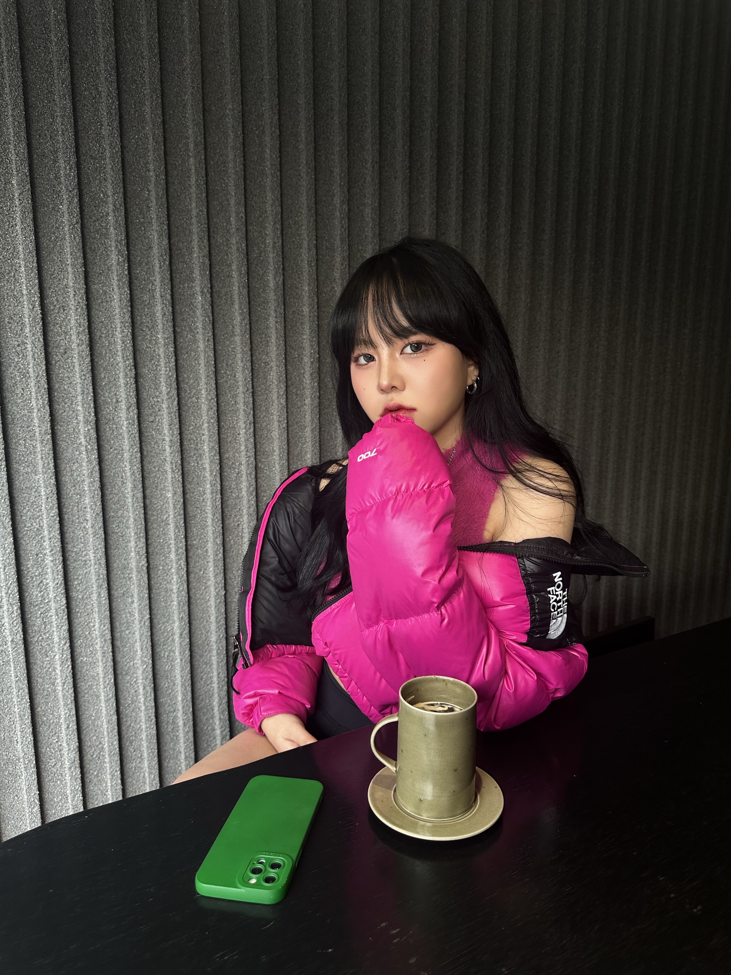 (W) The North Face Nuptse Short Jacket TNF Black, (W) The North Face Nuptse Short Jacket Fuchsia Pink 착용 스타일 - 1