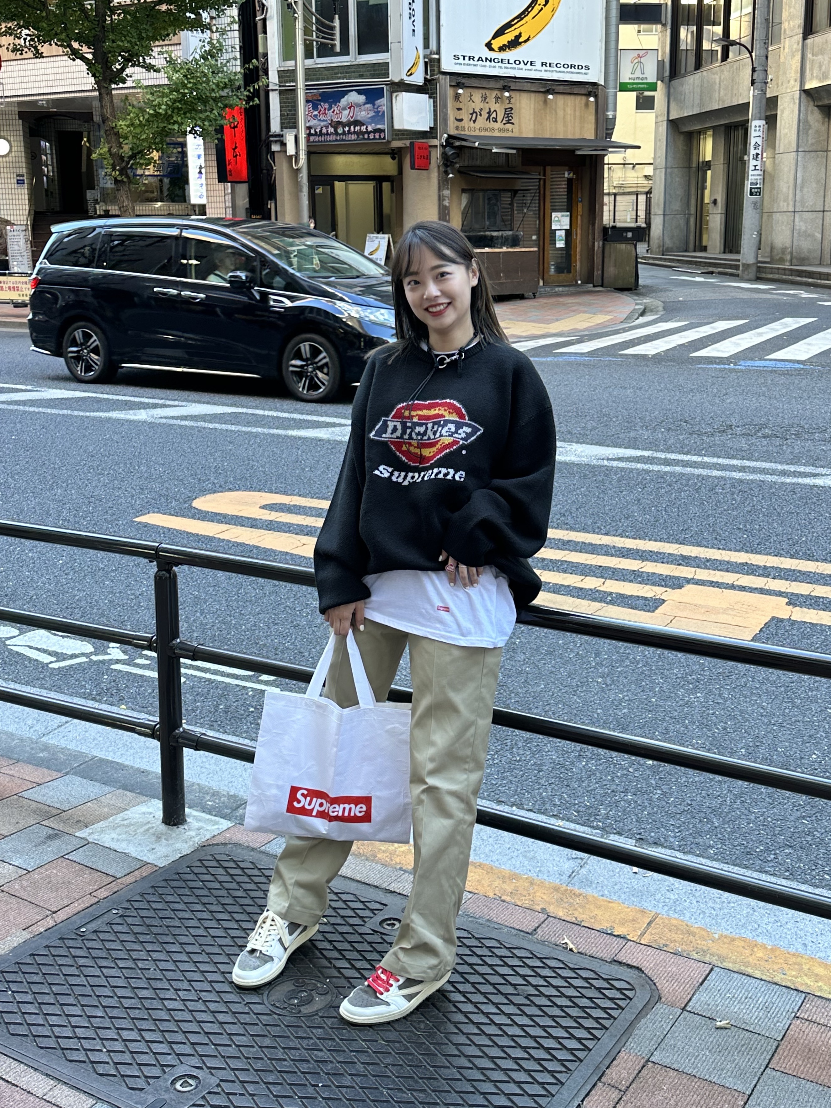 Supreme x Dickies Sweater Black - 22FW, Our Legacy Ladon Leather Keychain Black 착용 스타일 - 3