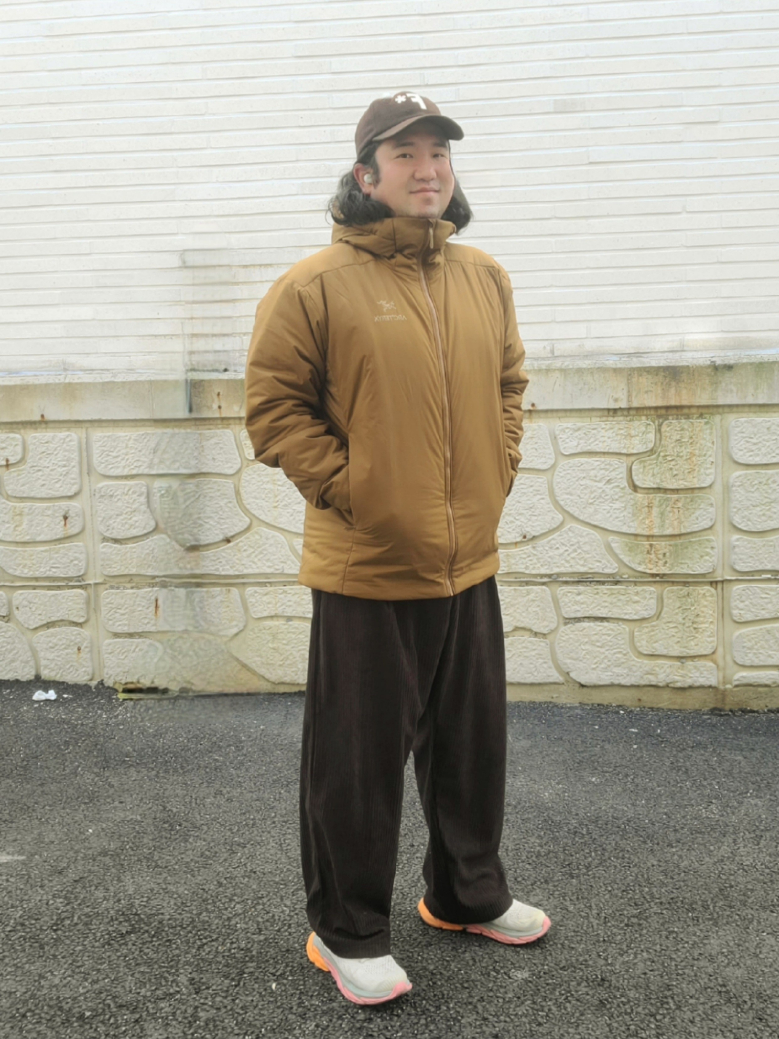 Arc'teryx Atom AR Hoody Relic, (W) Hoka Clifton Edge Nimbus Cloud Lunar Rock 착용 스타일 - 1