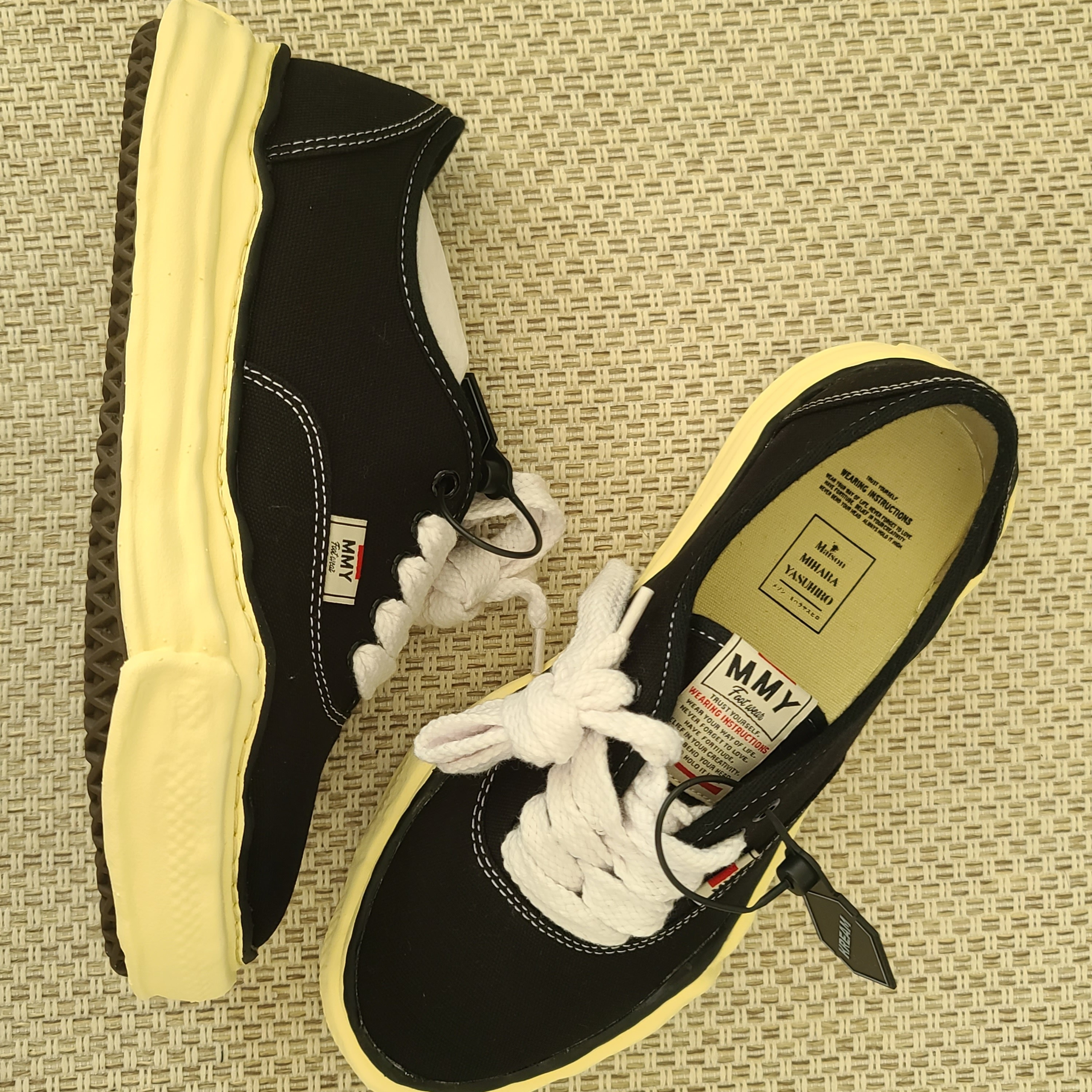 Maison Mihara Yasuhiro Baker OG Sole OD Canvas Low-top Sneakers Black 착용 스타일