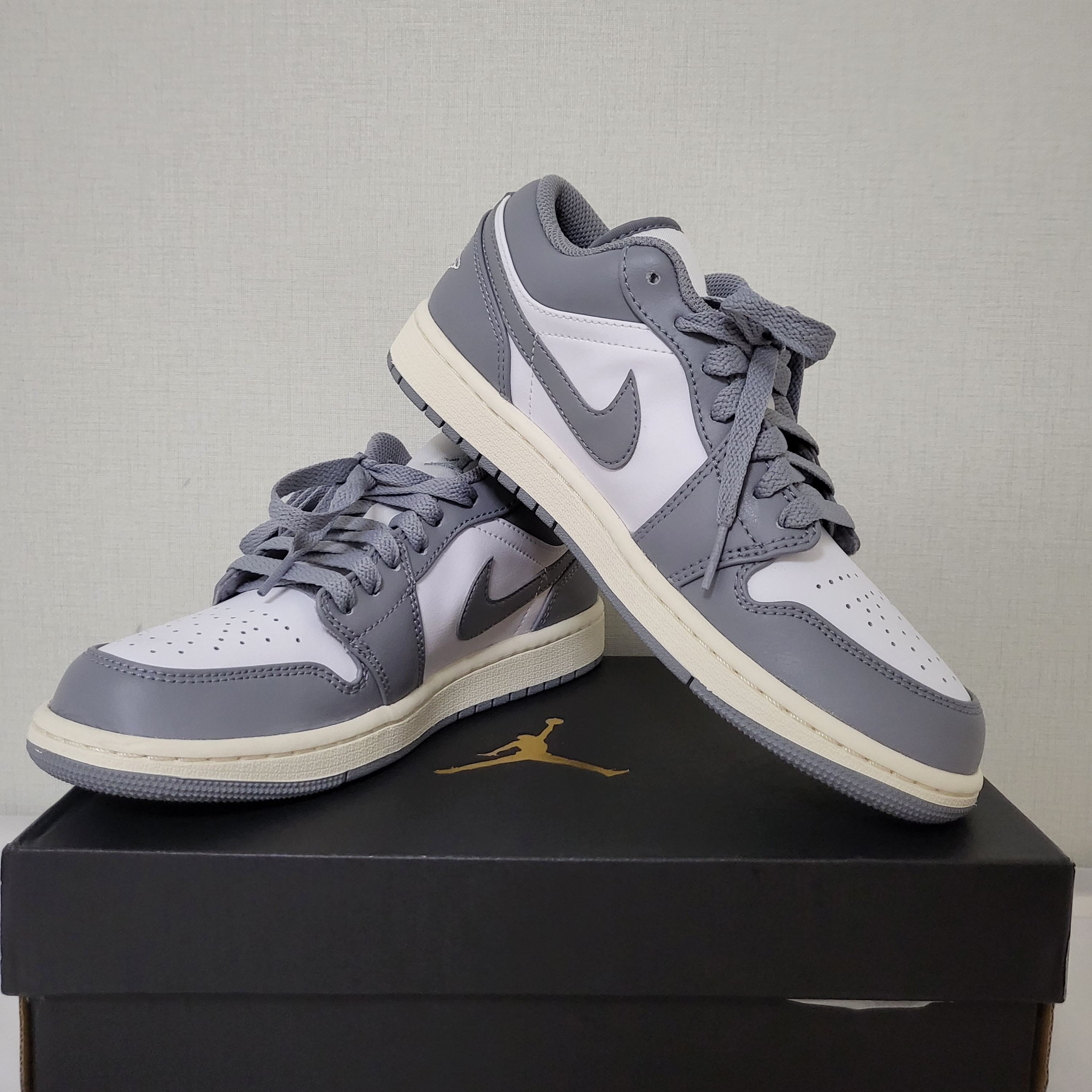 Jordan 1 Low Stealth and White 착용 스타일