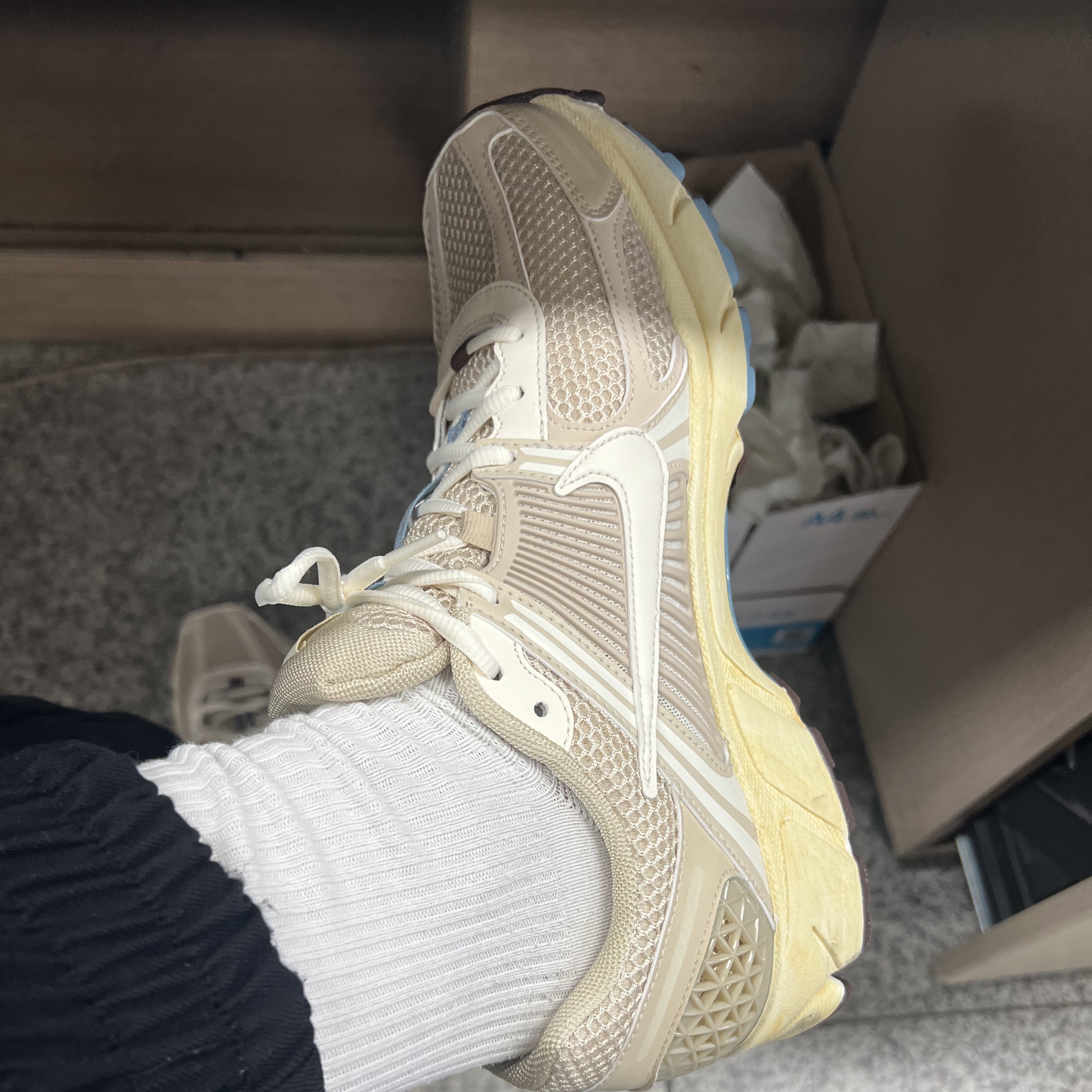 (W) Nike Zoom Vomero 5 Oatmeal 착용 스타일