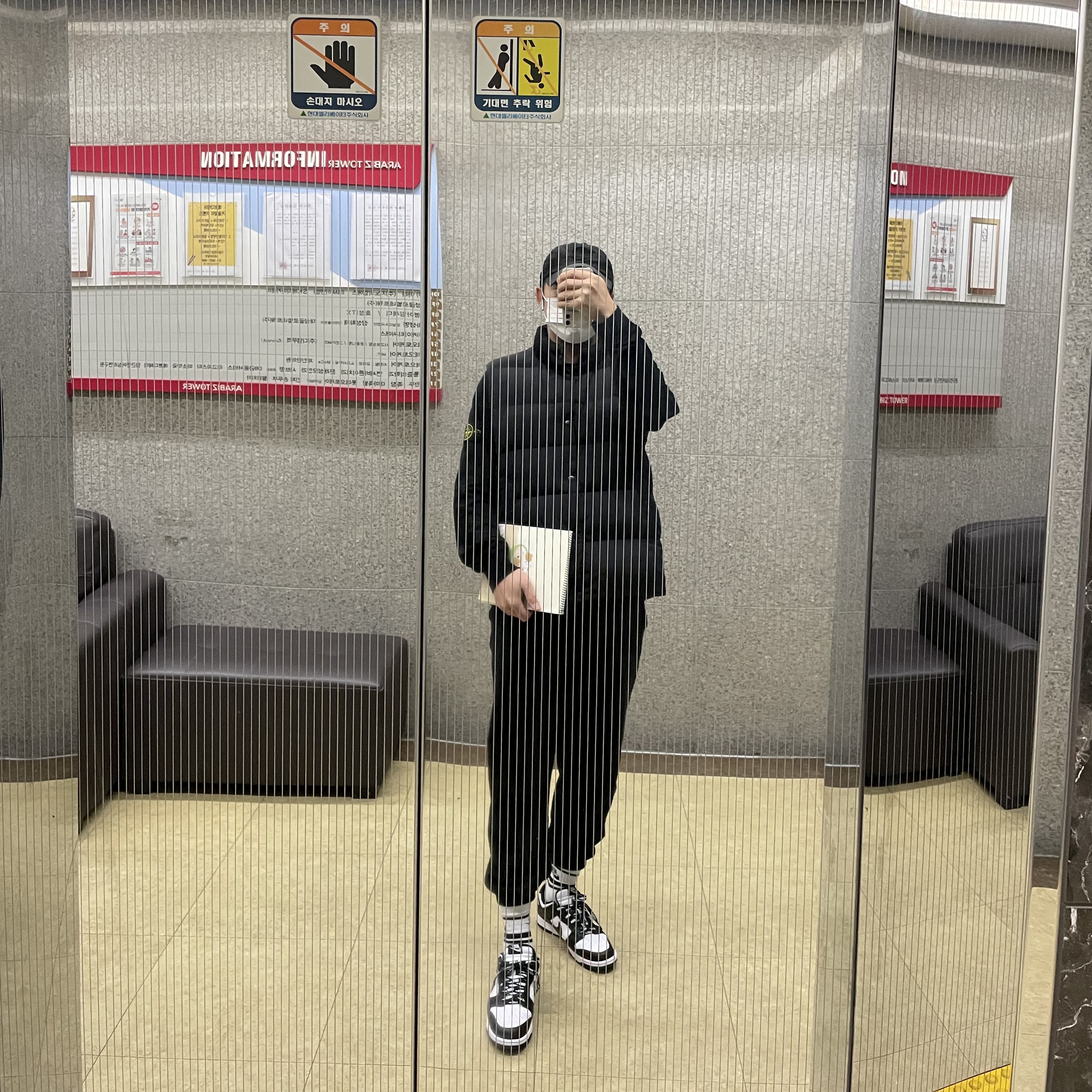 Stone Island 63020 Crewneck Sweatshirt Black - 22FW, Nike Dunk Low Retro Black 착용 스타일