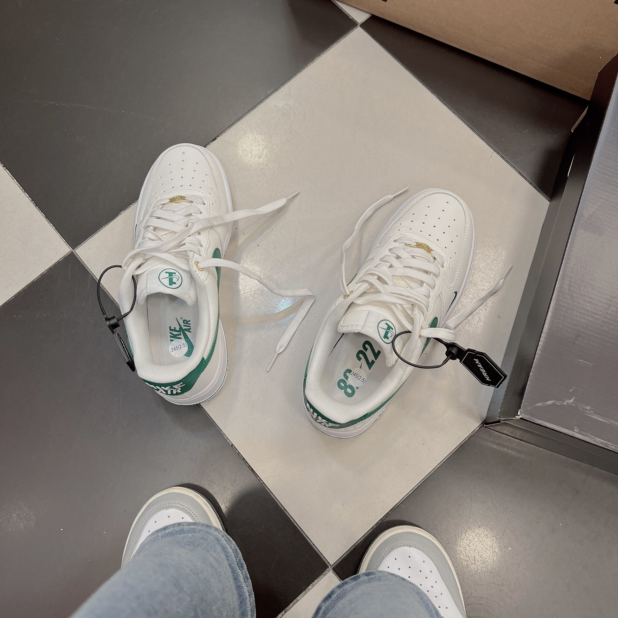 (W) Nike Air Force 1 '07 SE 40th Anniversary Join Forces Sail Malachite, Nike Air Force 1 '07 LV8 40th Anniversary Join Forces Sail Malachite 착용 스타일 - 3