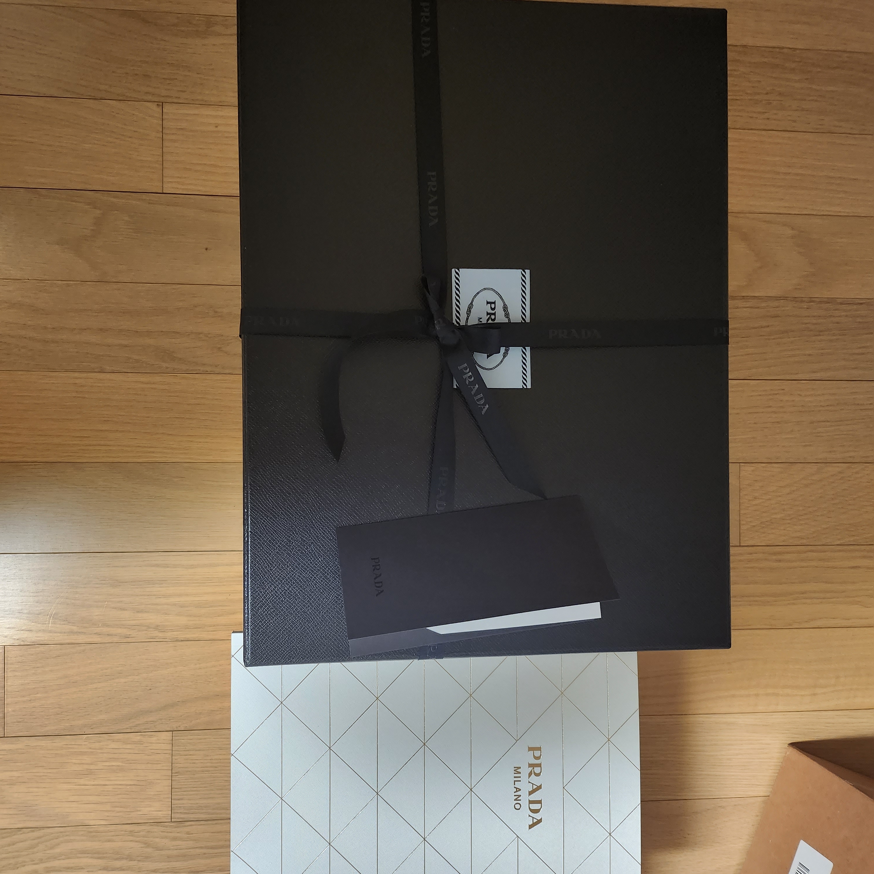 Prada Re-Nylon and Saffiano Leather Shoulder Bag Black, Nike Dunk Low SP Syracuse 2022 착용 스타일 - 1