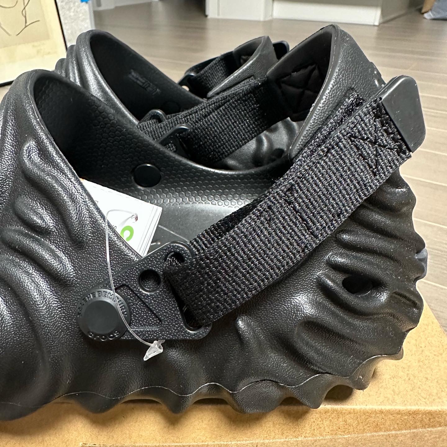 Crocs x Salehe Bembury Pollex Clog Sasquatch 착용 스타일 - 3