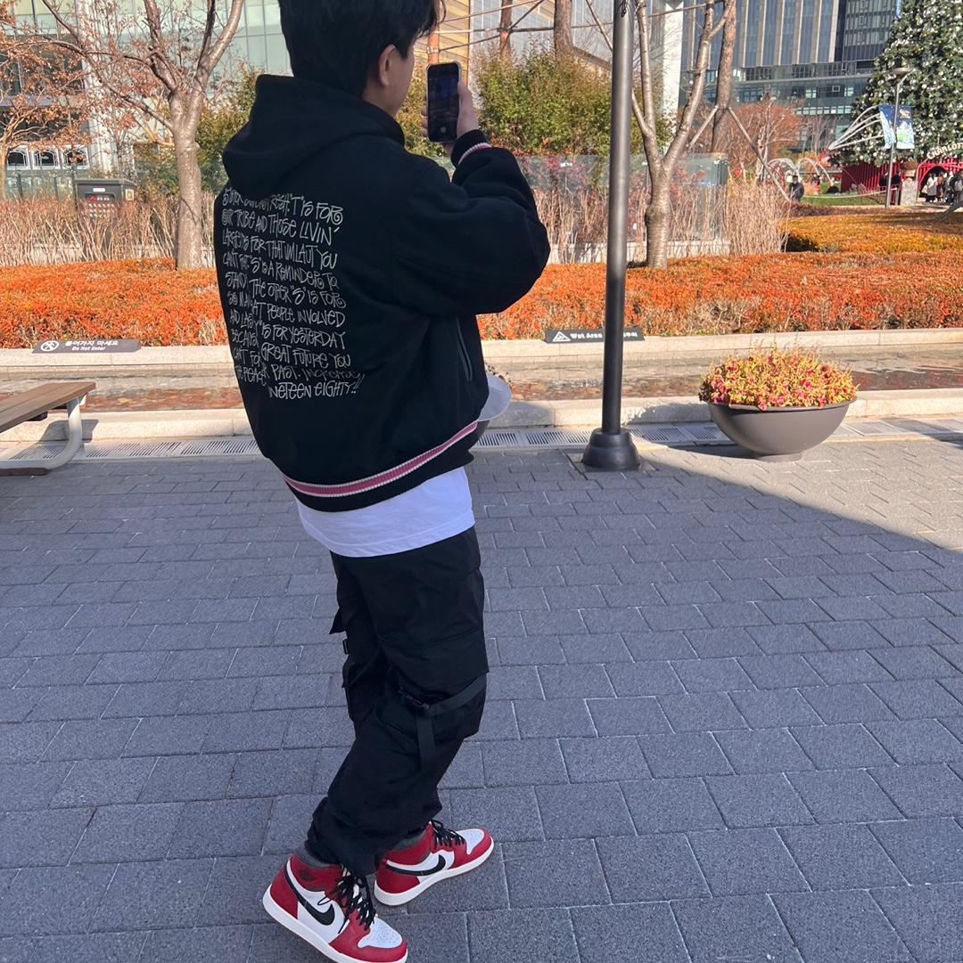 Jordan 1 Retro High OG Chicago 2022, Stussy S Talk Melton Varsity Jacket Black 착용 스타일