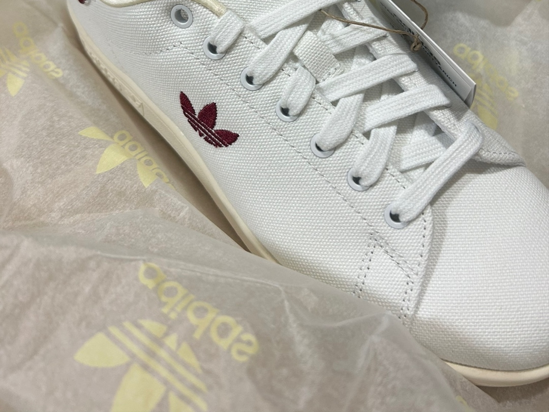 Adidas x Sporty & Rich Stan Smith Cloud White Collegiate Burgundy 착용 스타일