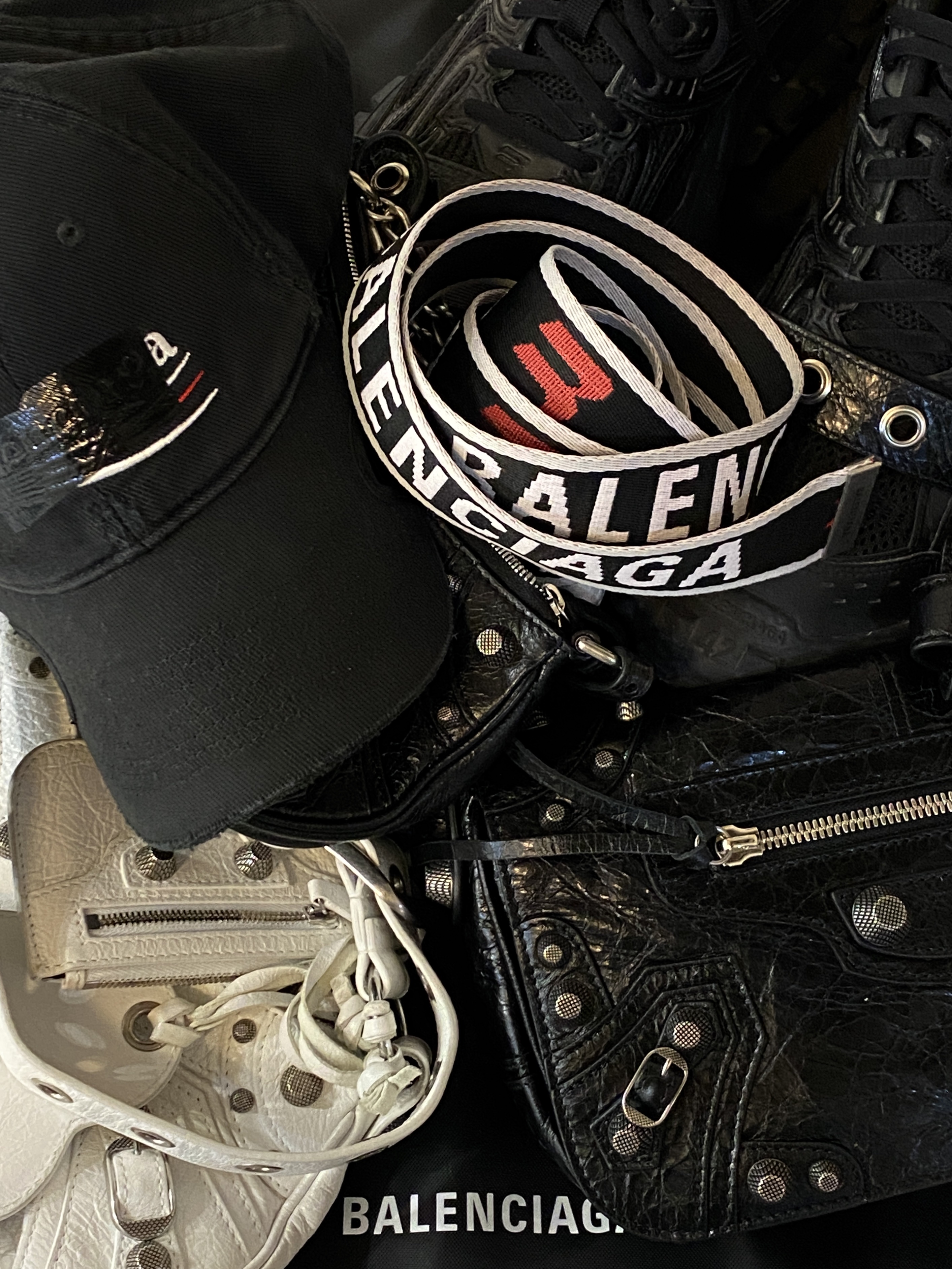 Balenciaga Gaffer Cap Black, Balenciaga Defender Sneakers Black 착용 스타일