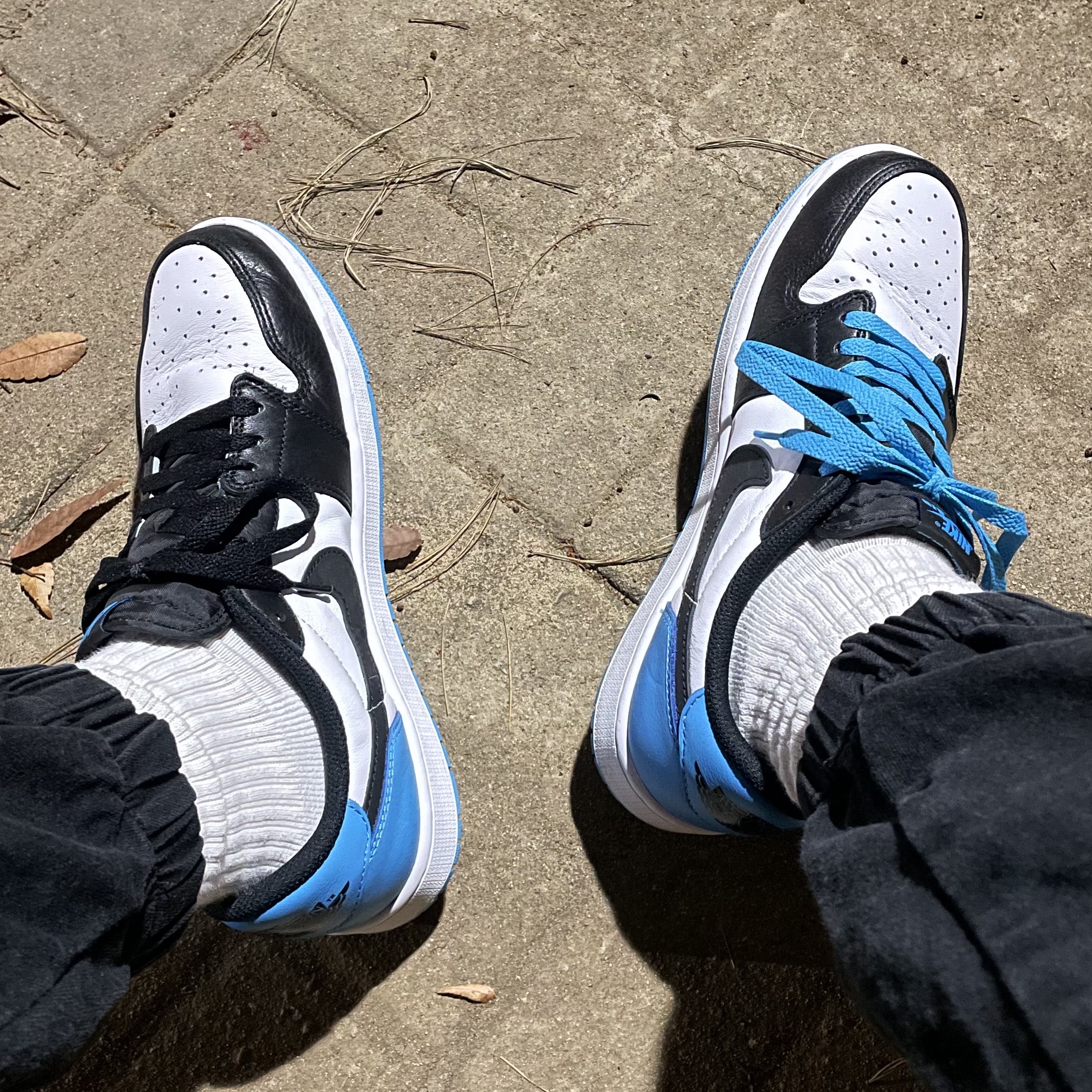 Jordan 1 Retro Low OG Black and Dark Powder Blue 착용 스타일