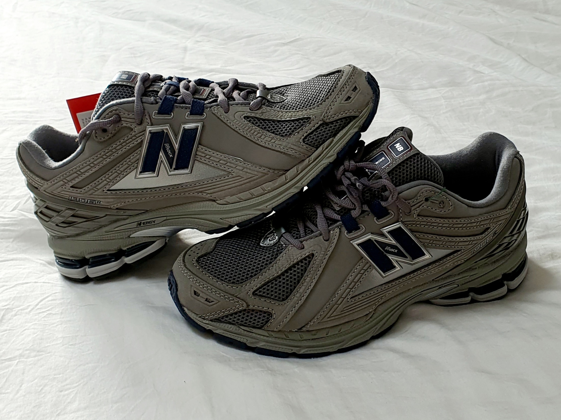 New Balance 1906R Charcoal Grey 착용 스타일 - 1