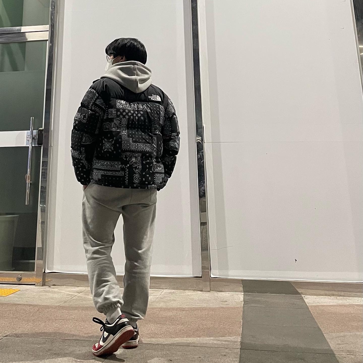 Nike x NBA Dunk Low Retro EMB Black and Chile Red, The North Face 1996 Novelty Nuptse Jacket Real Black 착용 스타일