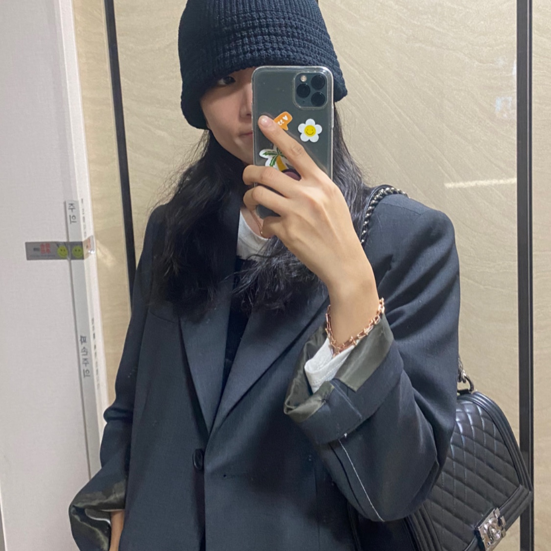 Chanel Medium Boy Chanel Handbag Grained Calfskin & Ruthenium Black 착용 스타일