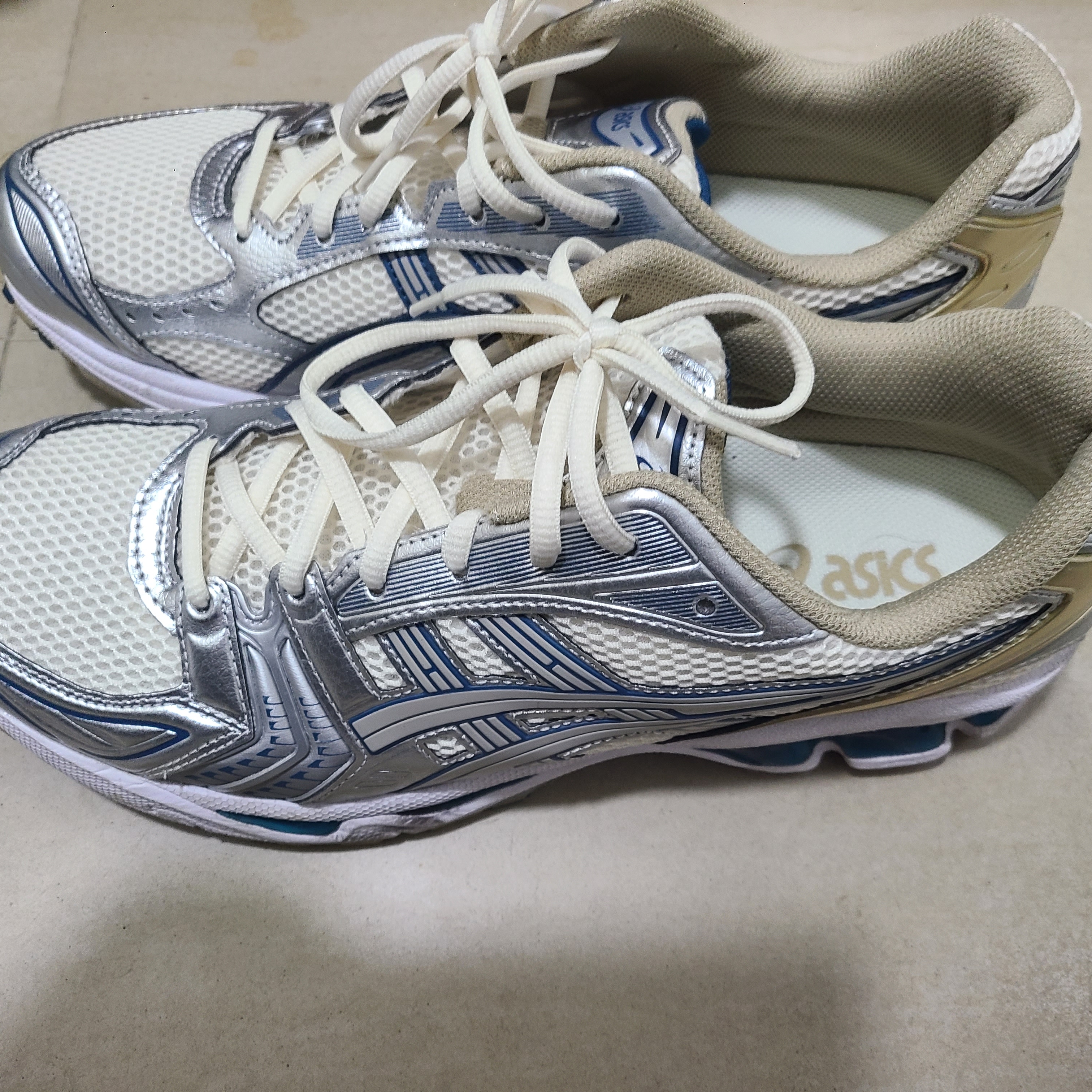 Asics Gel-Kayano 14 Cream Pure Silver 착용 스타일