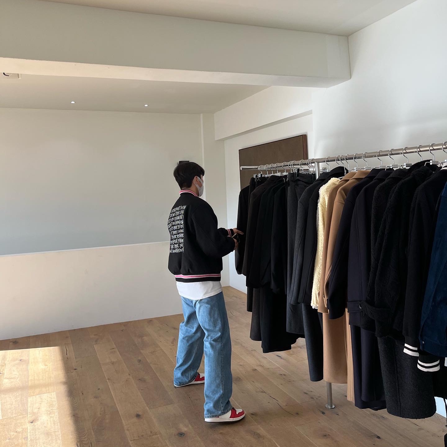 Stussy S Talk Melton Varsity Jacket Black, Jordan 1 Retro High OG Defiant SB LA to Chicago 착용 스타일 - 1