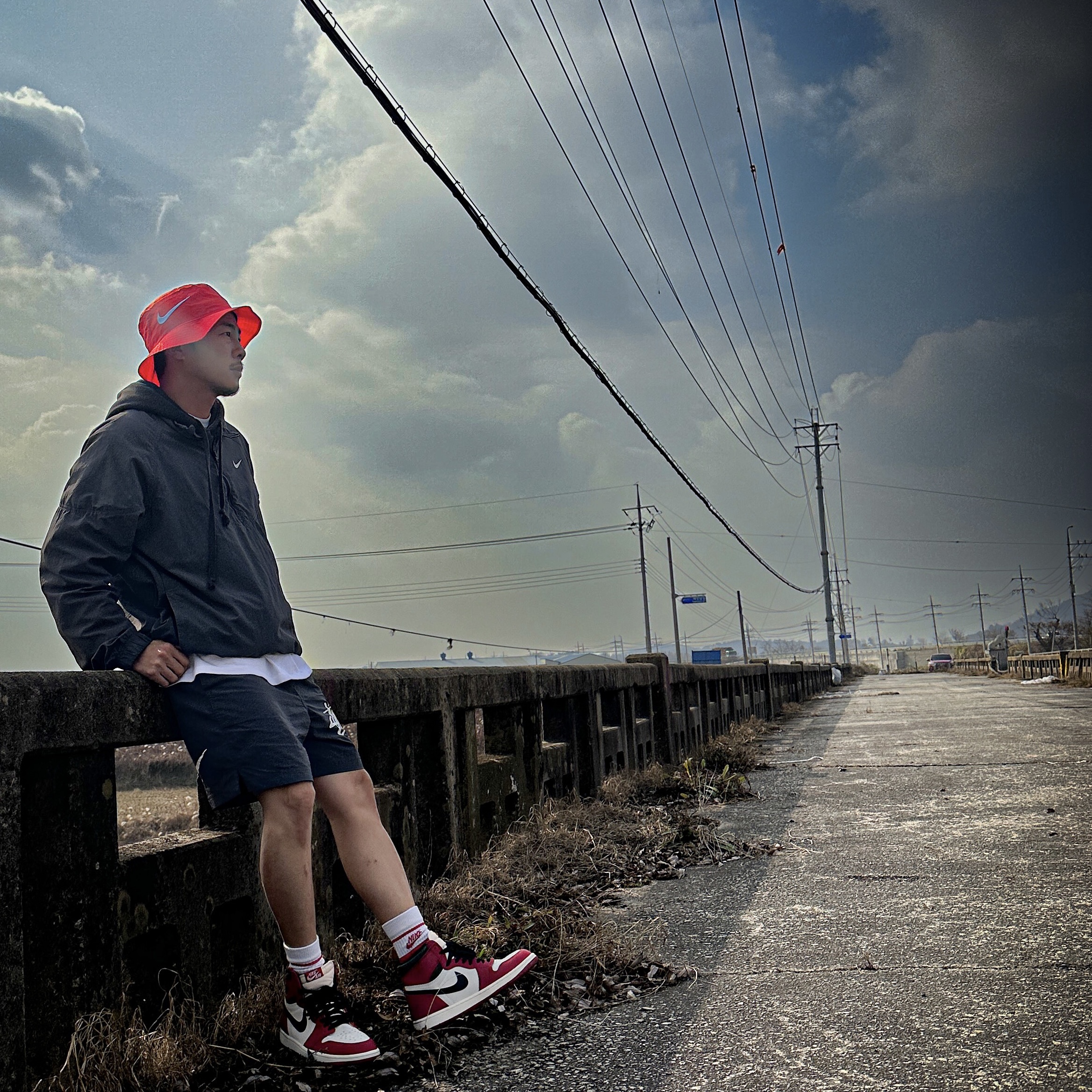 Nike x Stussy Windrunner Jacket Off Noir, Nike x Stussy Water Shorts Off Noir 착용 스타일