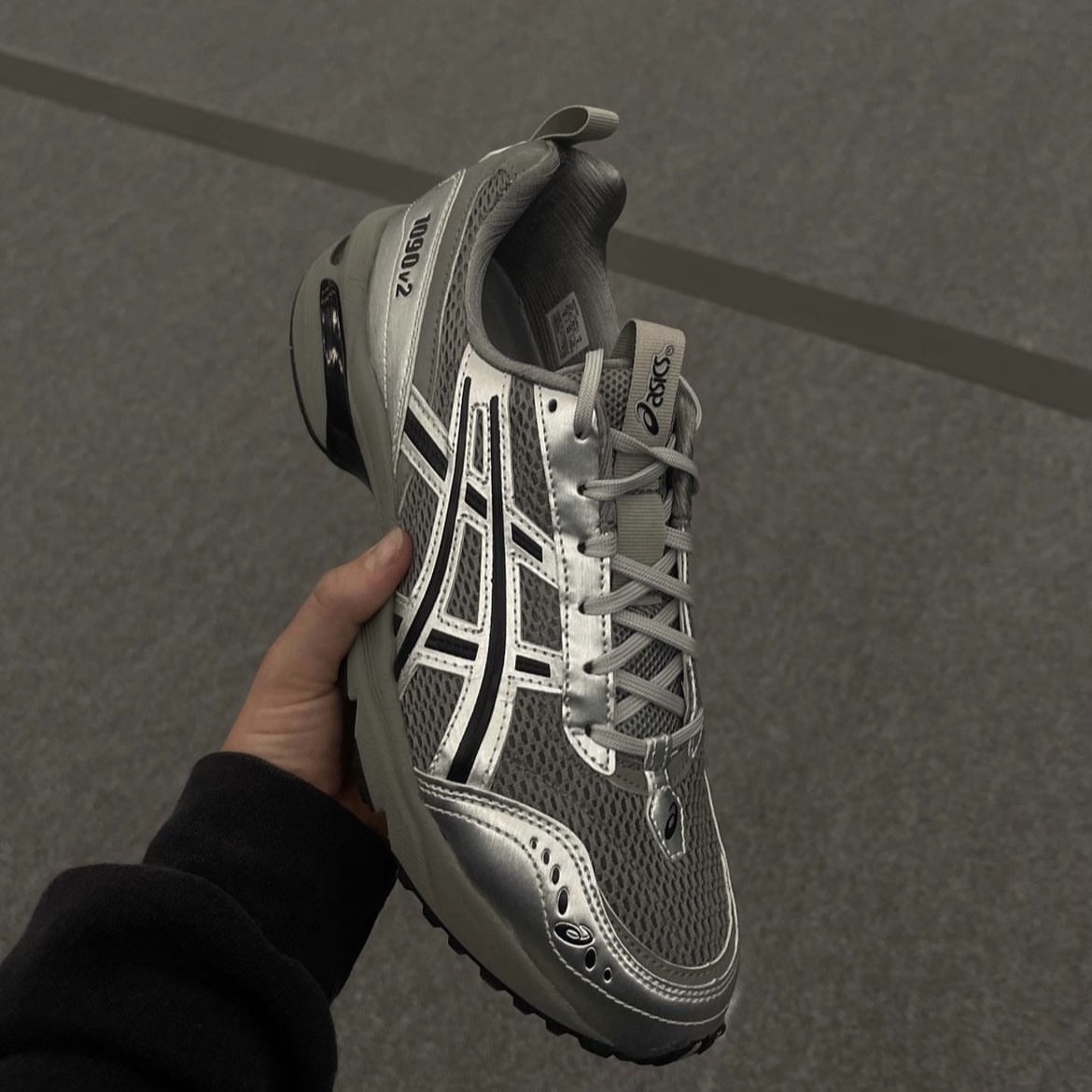 Asics x Freja Wewer Gel-1090 V2 Clay Grey Pure Silver 착용 스타일