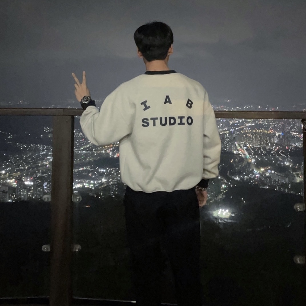 IAB Studio Sweatshirt Oatmeal Navy 착용 스타일