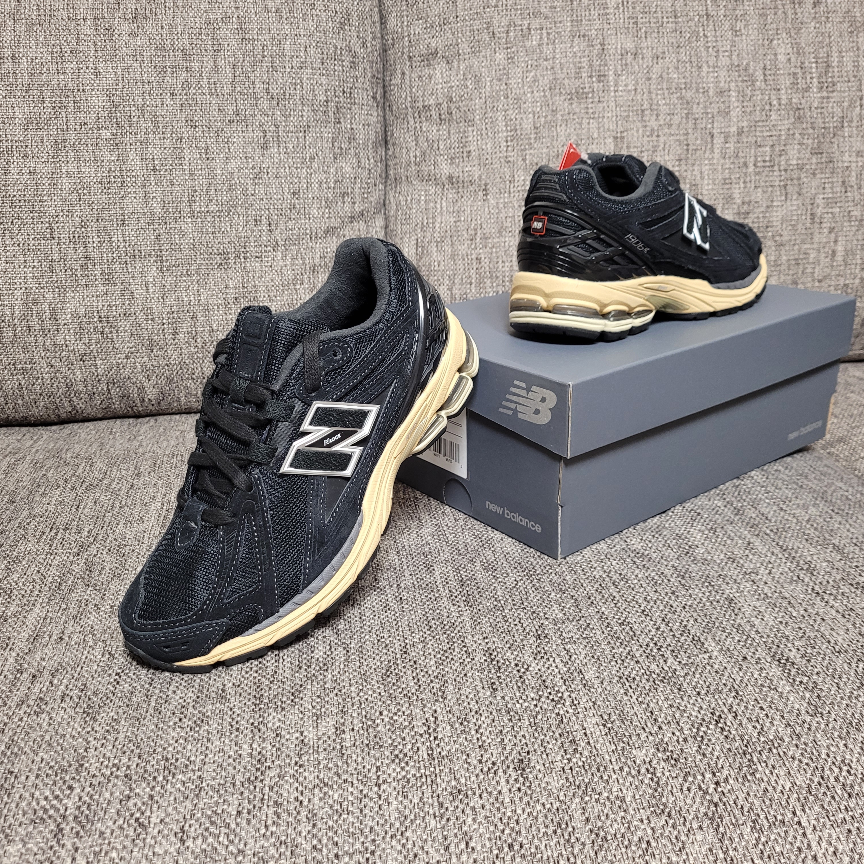 New Balance 1906R Black Taos Taupe 착용 스타일 - 4