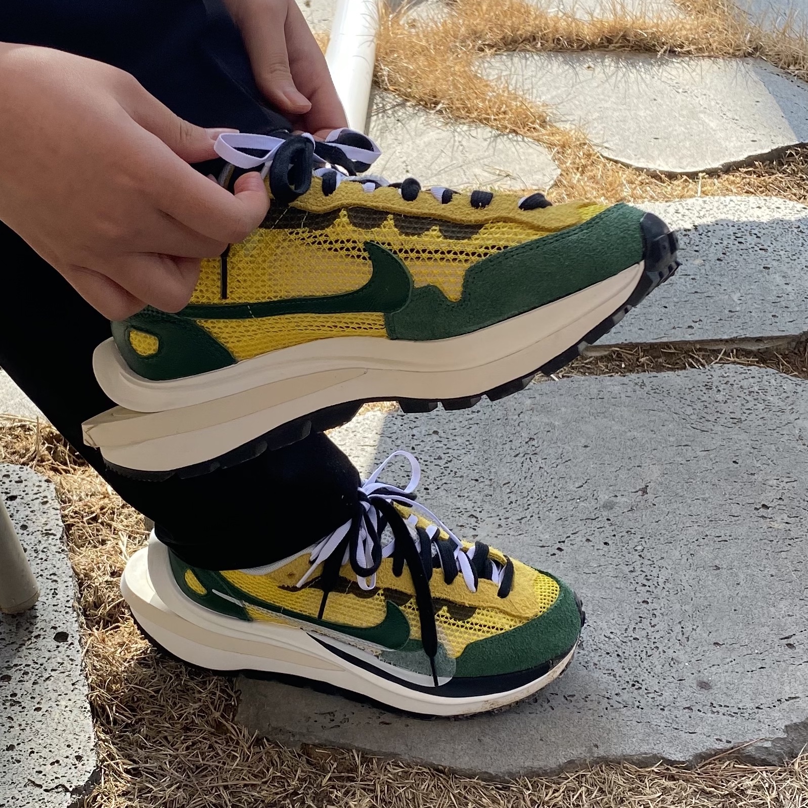 Nike x Sacai VaporWaffle Tour Yellow & Gorge Green Sail 착용 스타일