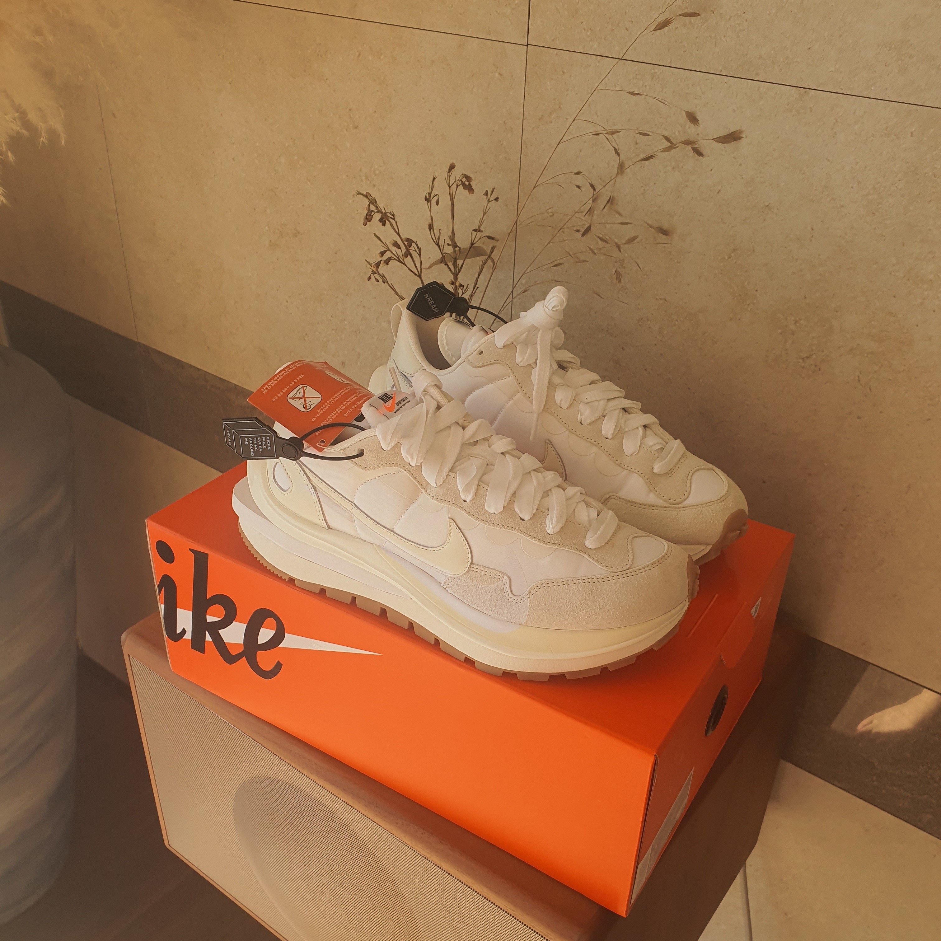 Nike x Sacai VaporWaffle White and Gum 착용 스타일