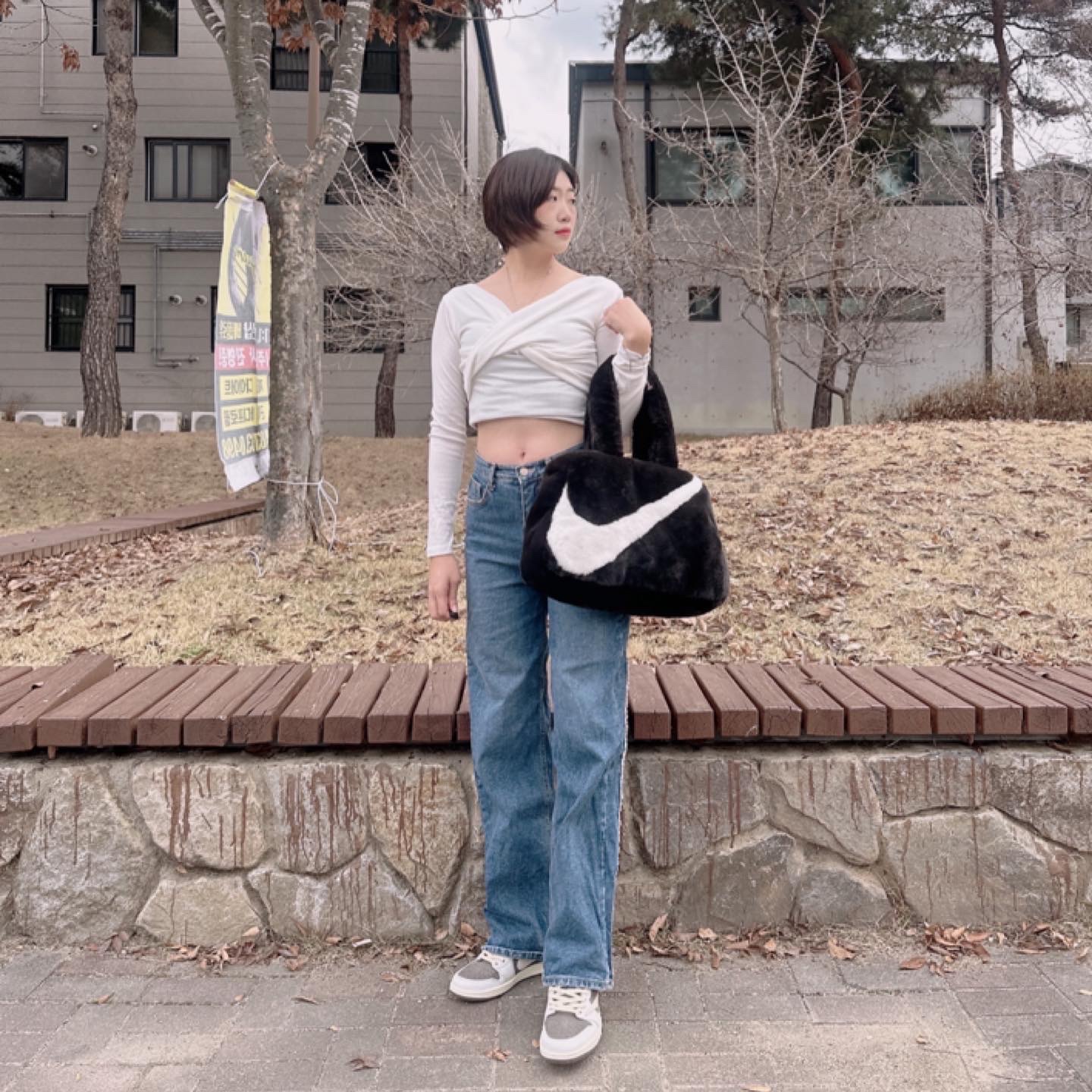 Nike NSW Faux Fur Tote Bag Black, Jordan 1 x Travis Scott Retro Low OG SP Sail and Ridgerock 착용 스타일 - 2