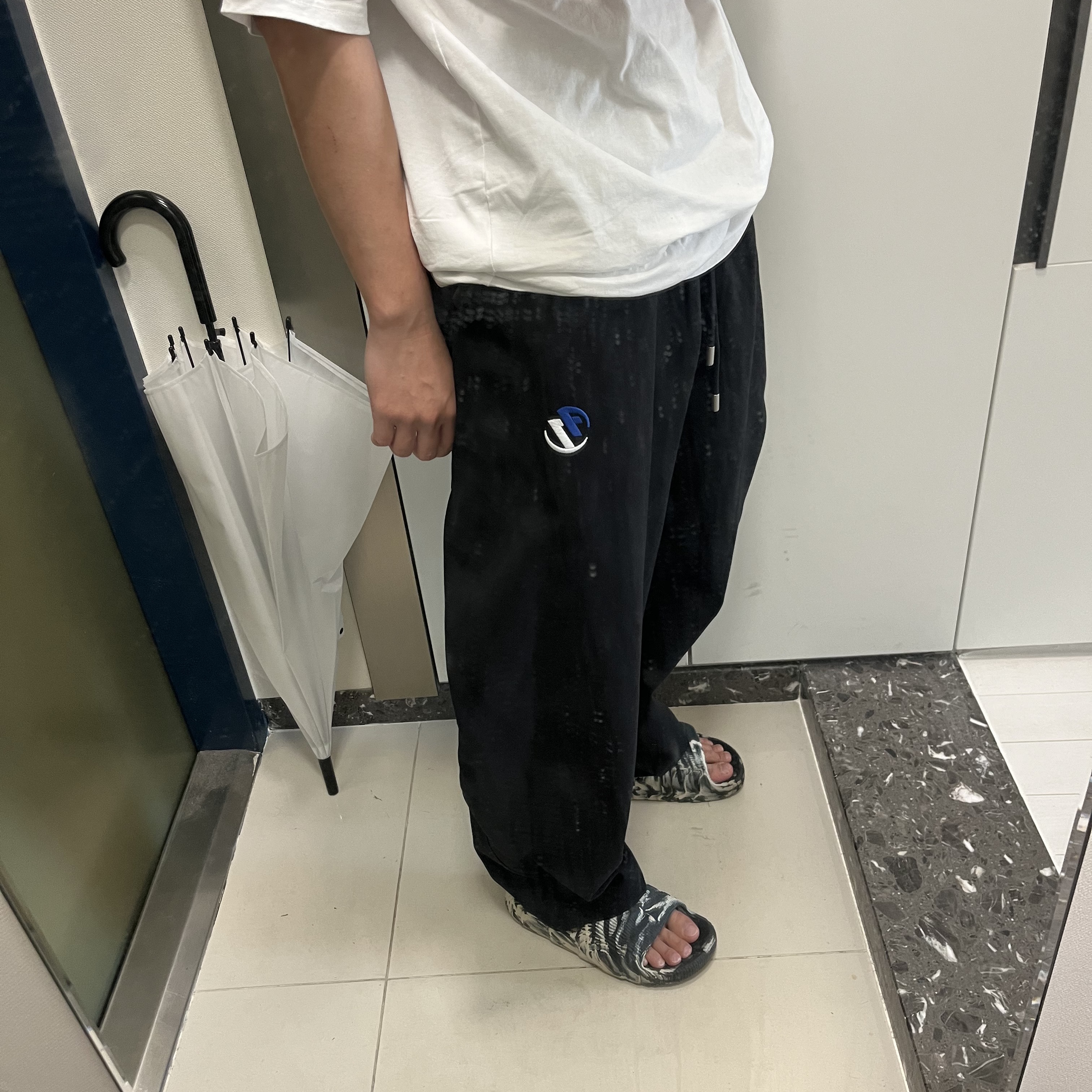 Zara x Ader Error Jogger Pants Black 착용 스타일 - 1