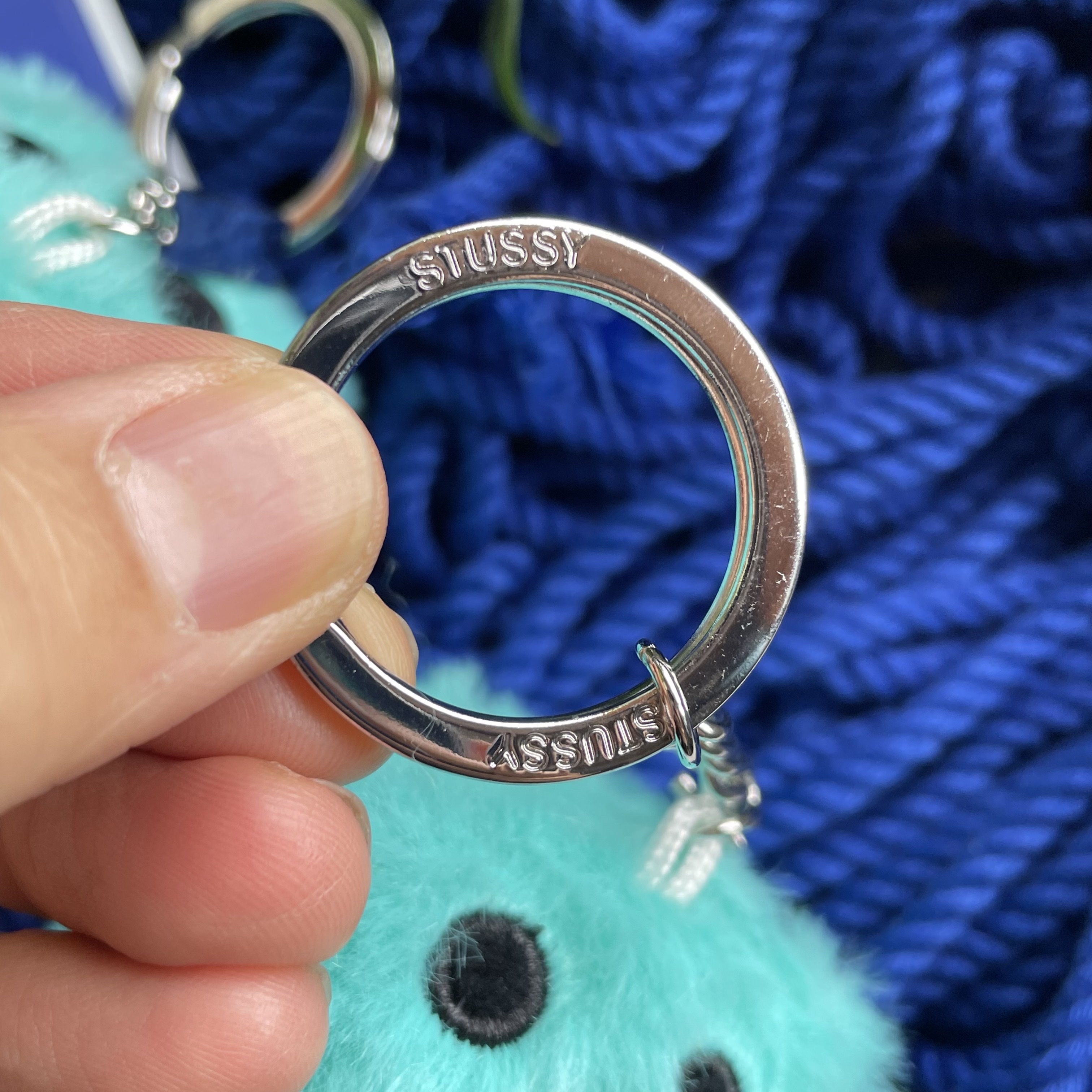 Stussy Fuzzy Dice Keychain Teal 착용 스타일 - 2