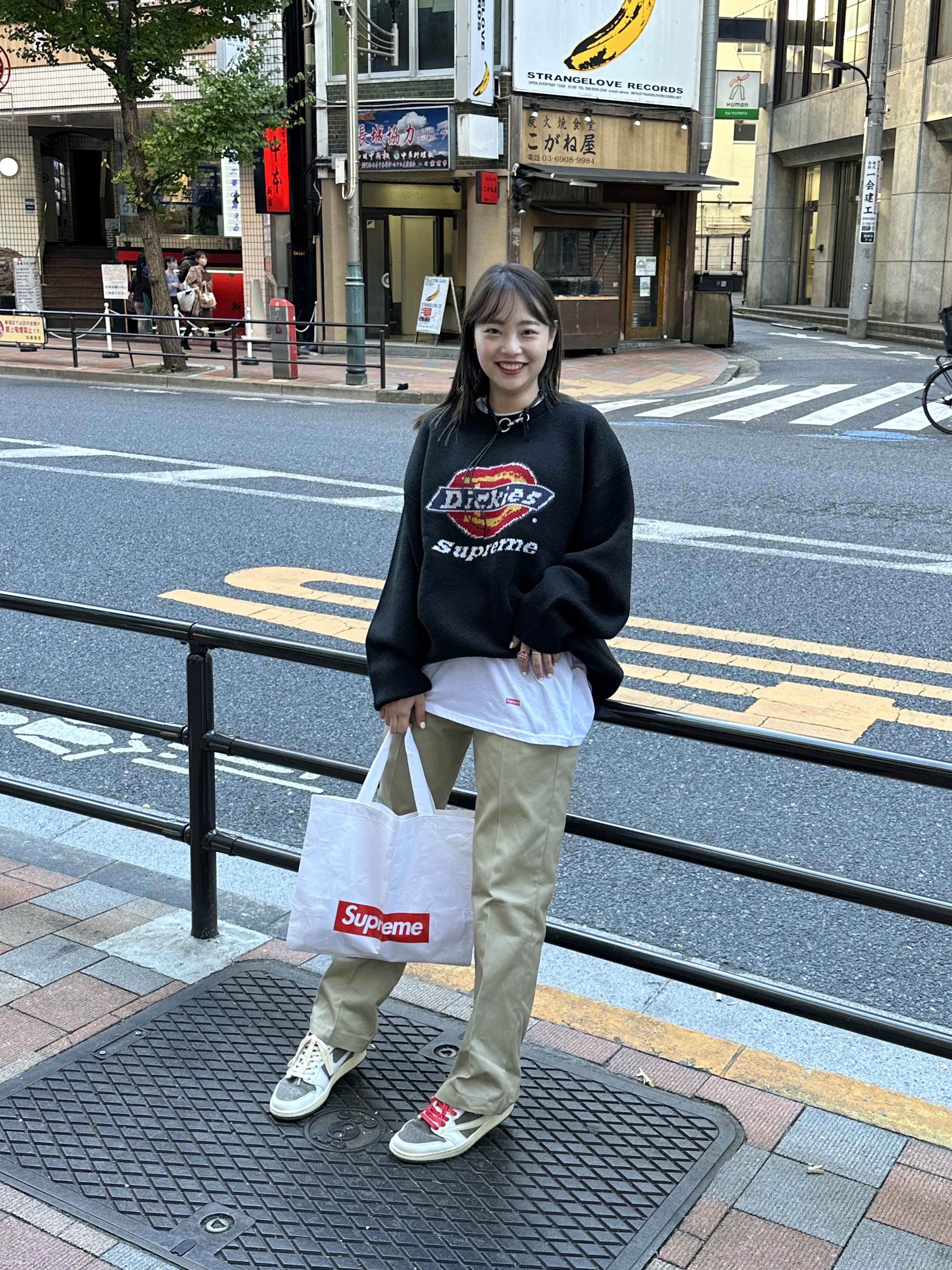 Supreme x Dickies Sweater Black - 22FW, Our Legacy Ladon Leather Keychain Black 착용 스타일 - 2