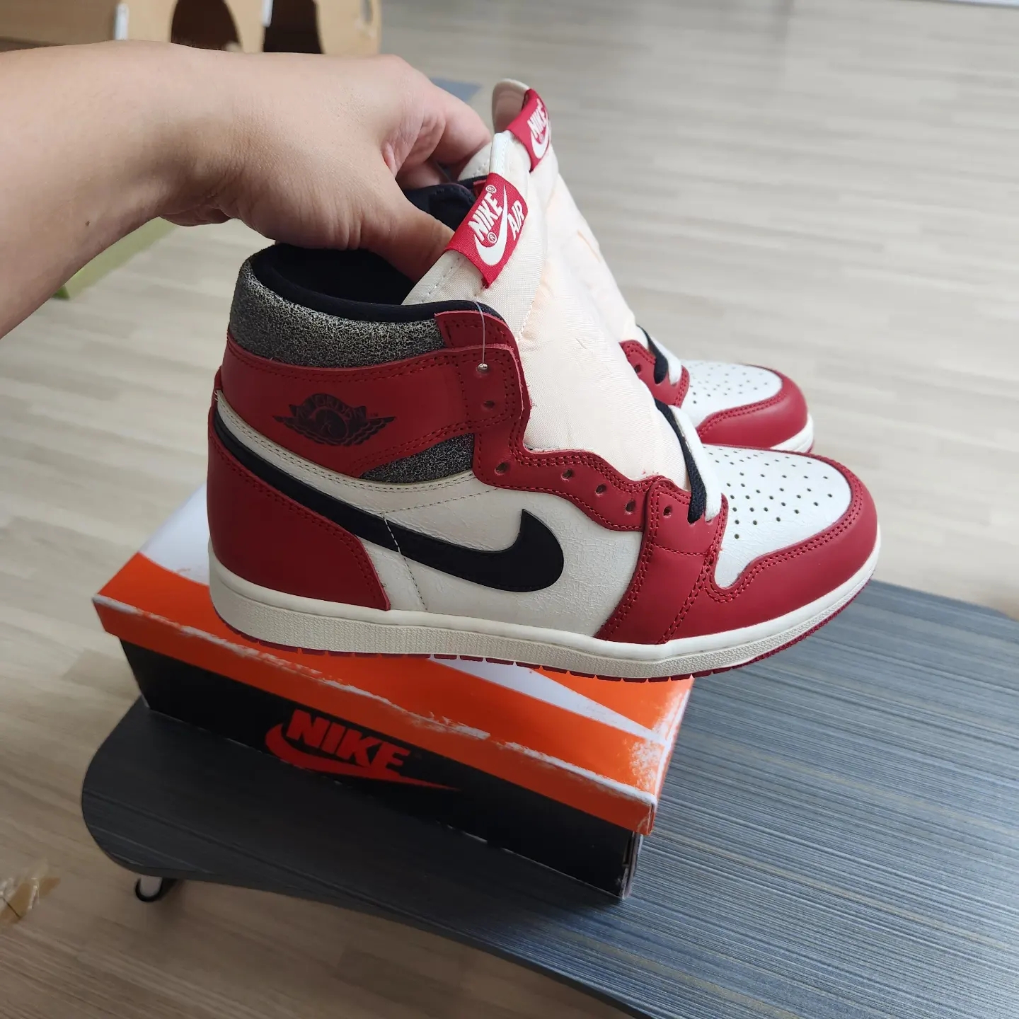 Jordan 1 Retro High OG Chicago 2022, Jordan 1 Low Golf Wolf Grey 착용 스타일 - 1