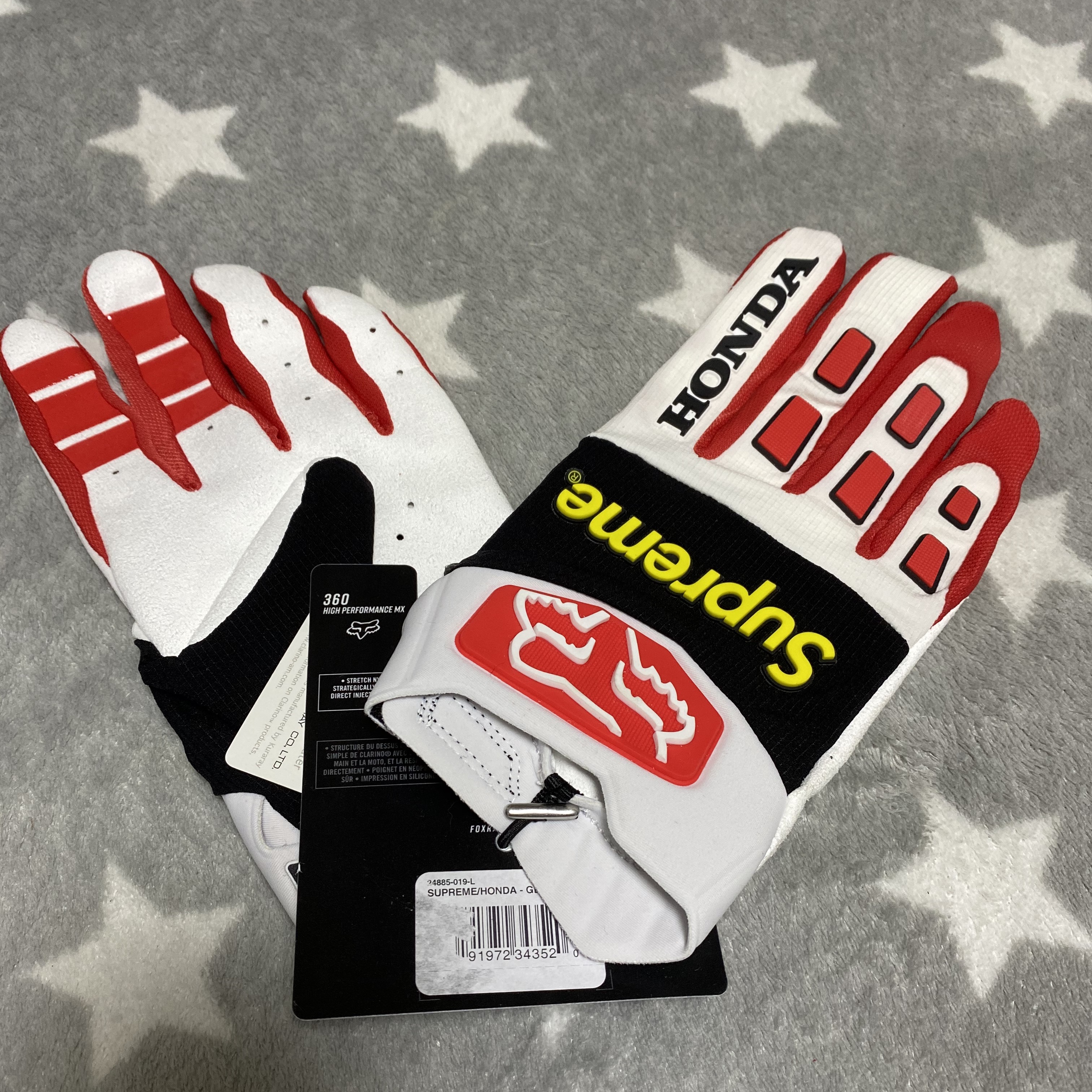 Supreme x Honda x Fox Racing Gloves Moss - 19FW, Supreme x Honda x Fox Racing Gloves Red - 19FW 착용 스타일 - 3