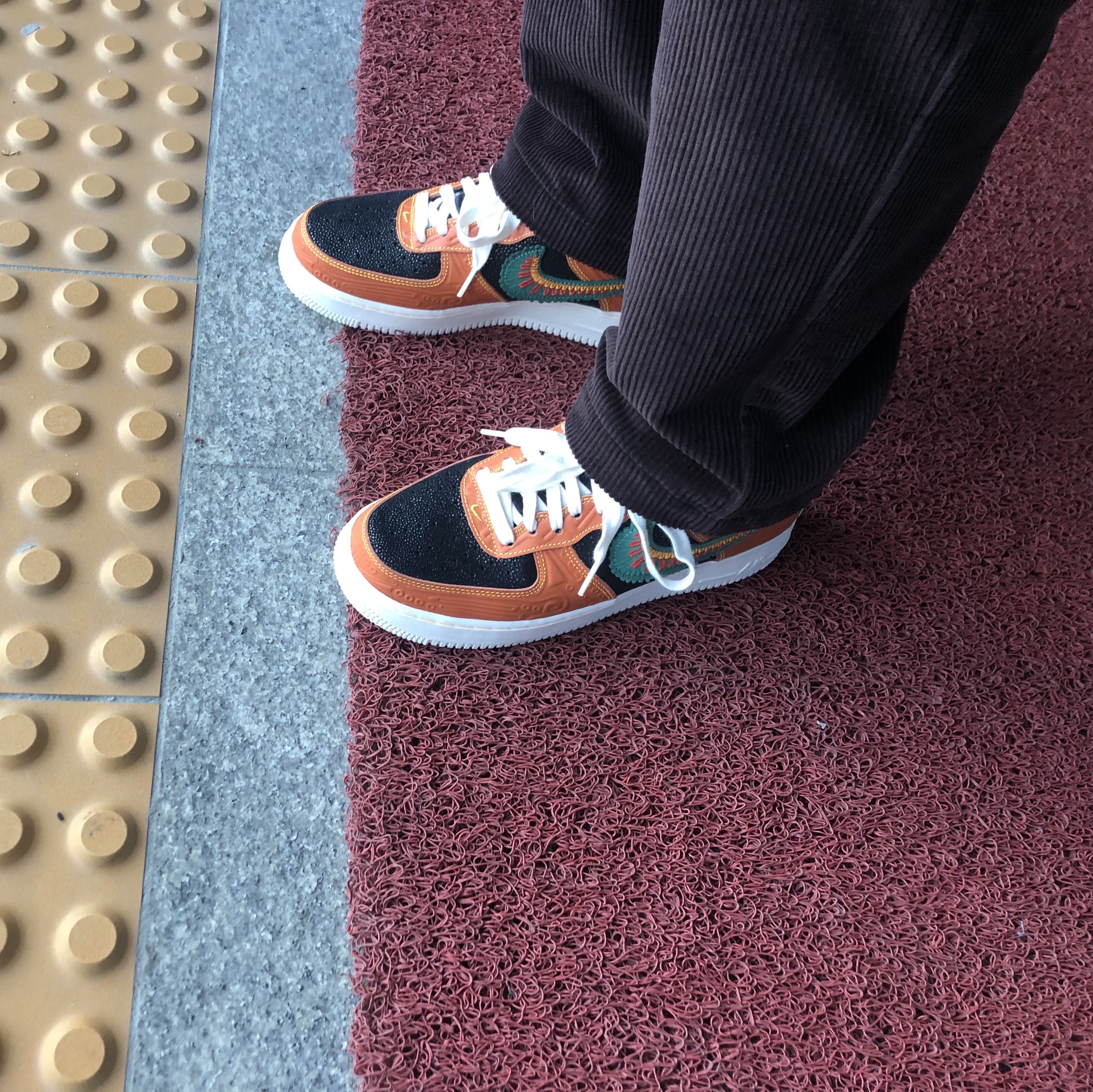 Nike Air Force 1 '07 LX Siempre Familia 착용 스타일 - 2