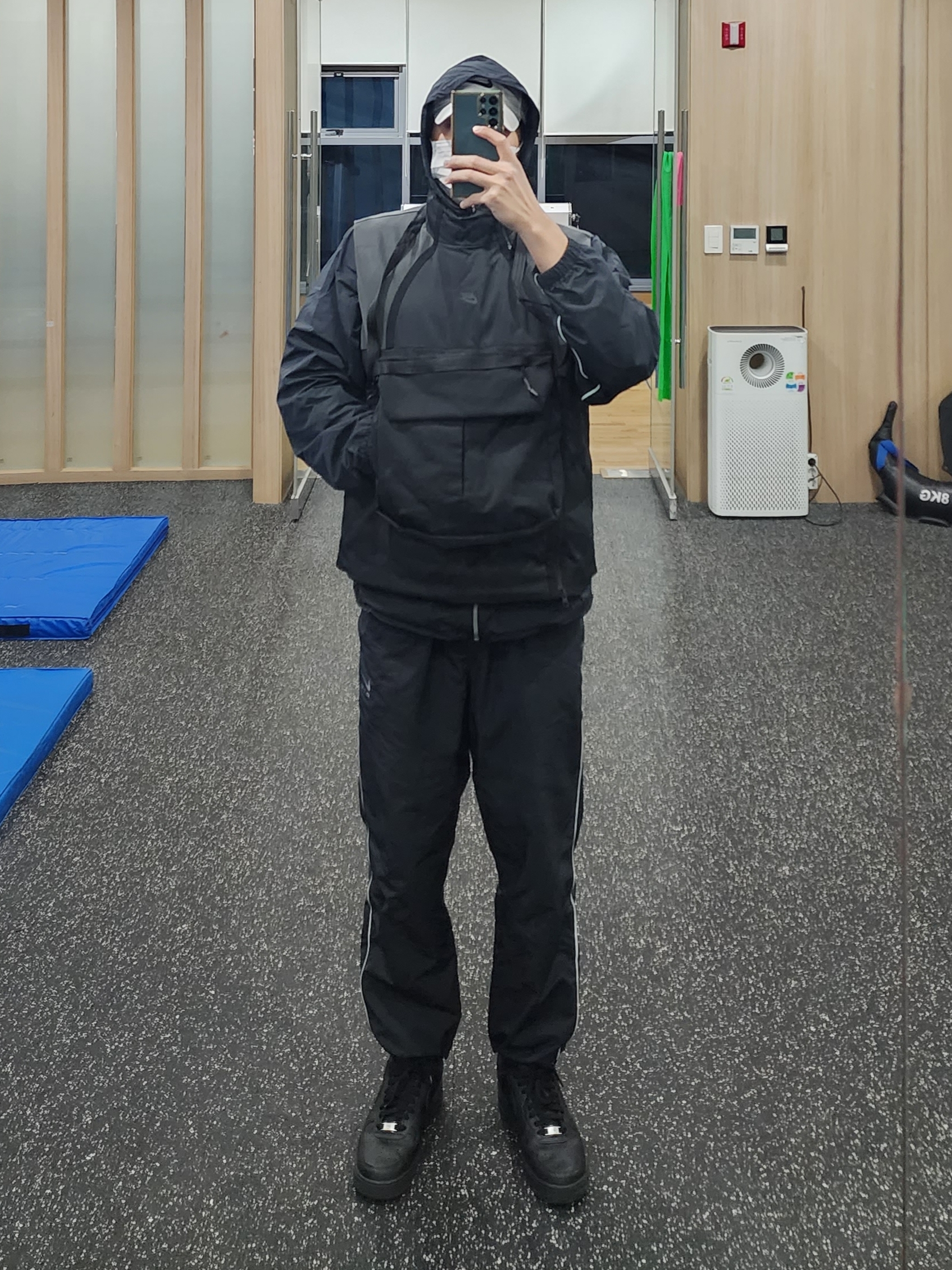 Nike Air Force 1 '07 Low Triple Black 착용 스타일