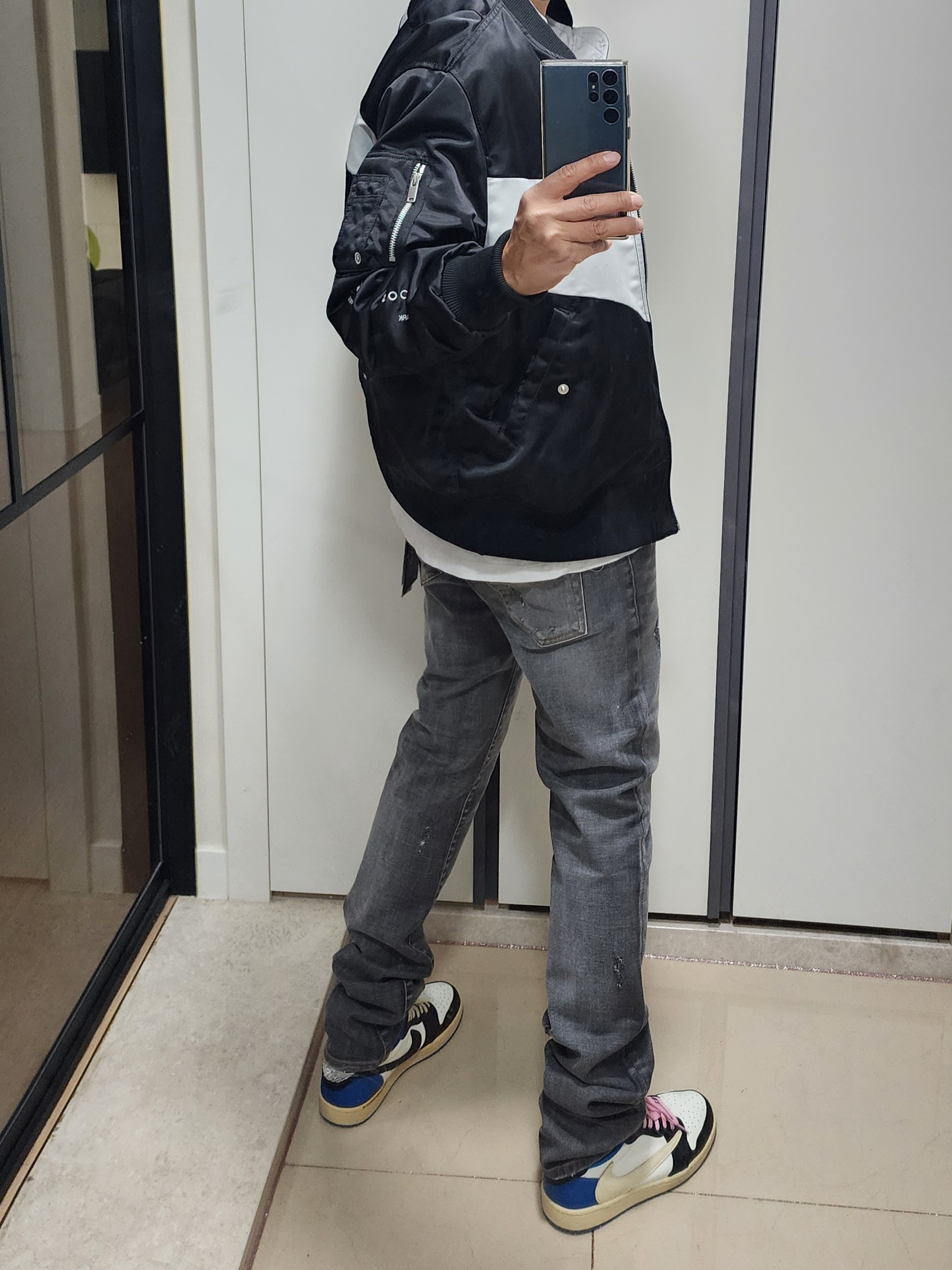 Undermycar Legion.03 Slim Fit Blue Stitch Washed Jeans Washed Gray, Jordan 1 x Travis Scott x Fragment Retro Low OG SP Military Blue 착용 스타일 - 2