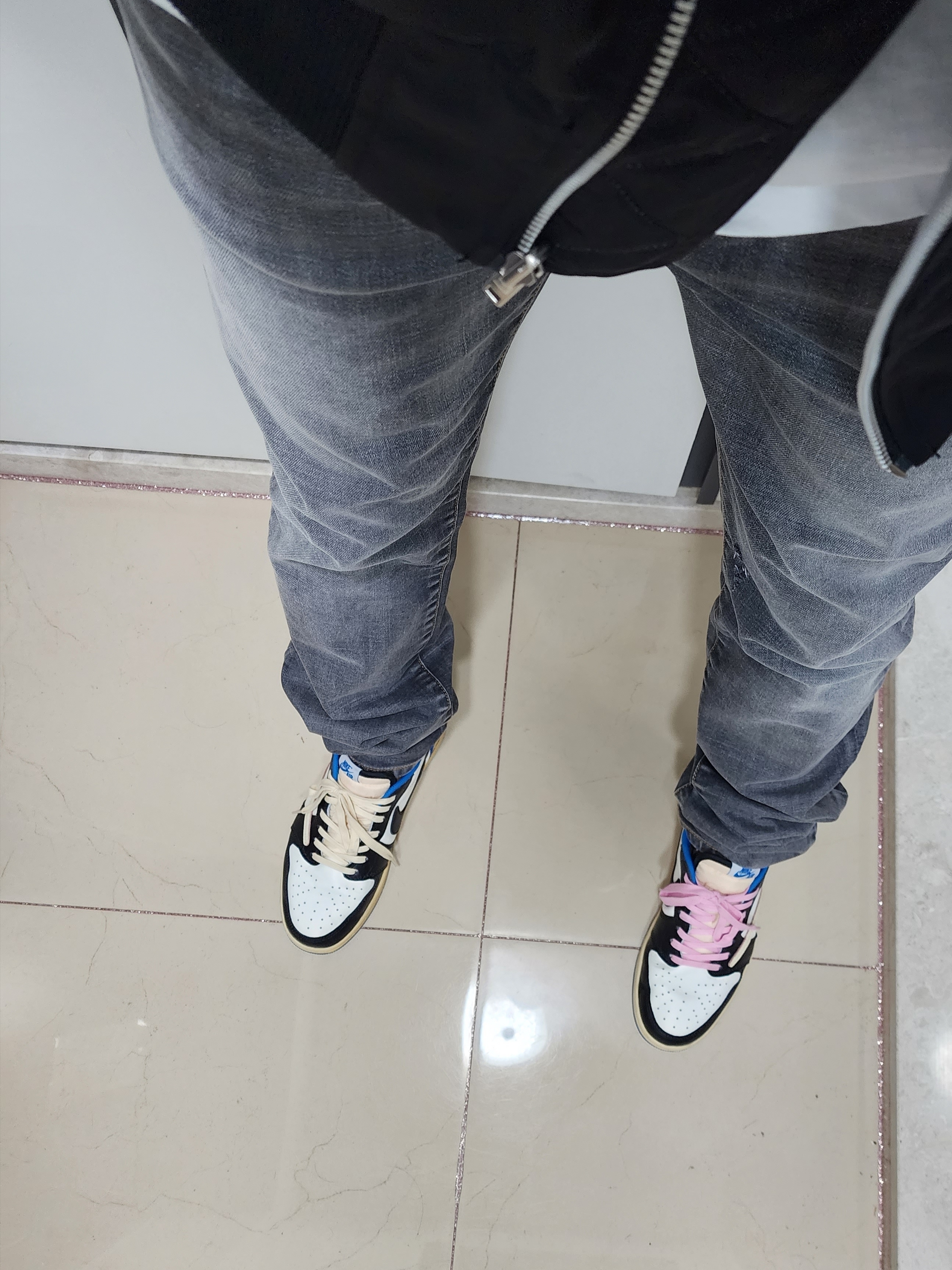 Undermycar Legion.03 Slim Fit Blue Stitch Washed Jeans Washed Gray, Jordan 1 x Travis Scott x Fragment Retro Low OG SP Military Blue 착용 스타일 - 3